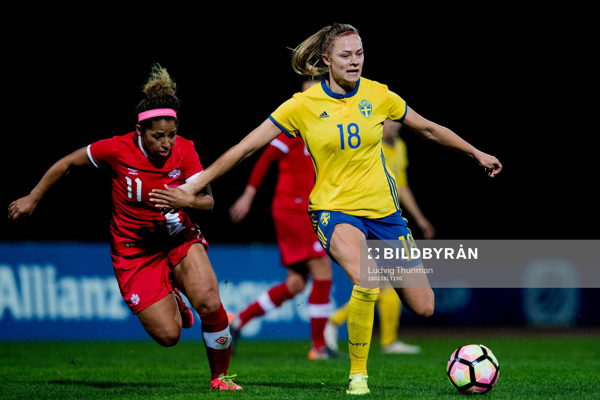 Sveriges Fridolina Rolfö jagas av Kanadas Desiree Scott