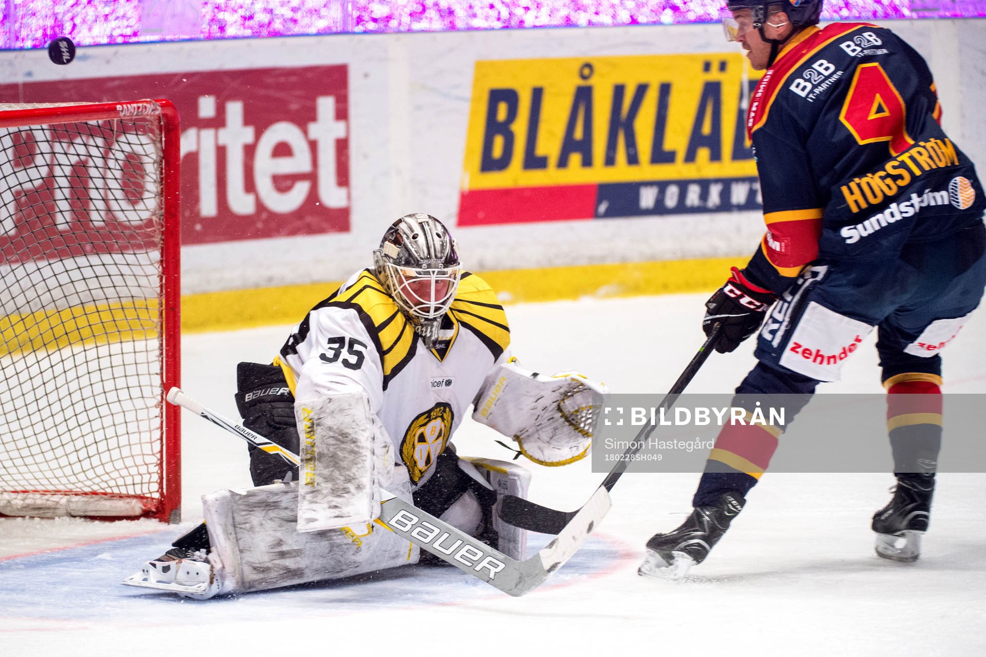 Brynäs målvakt David Rautio räddar ett friläge från