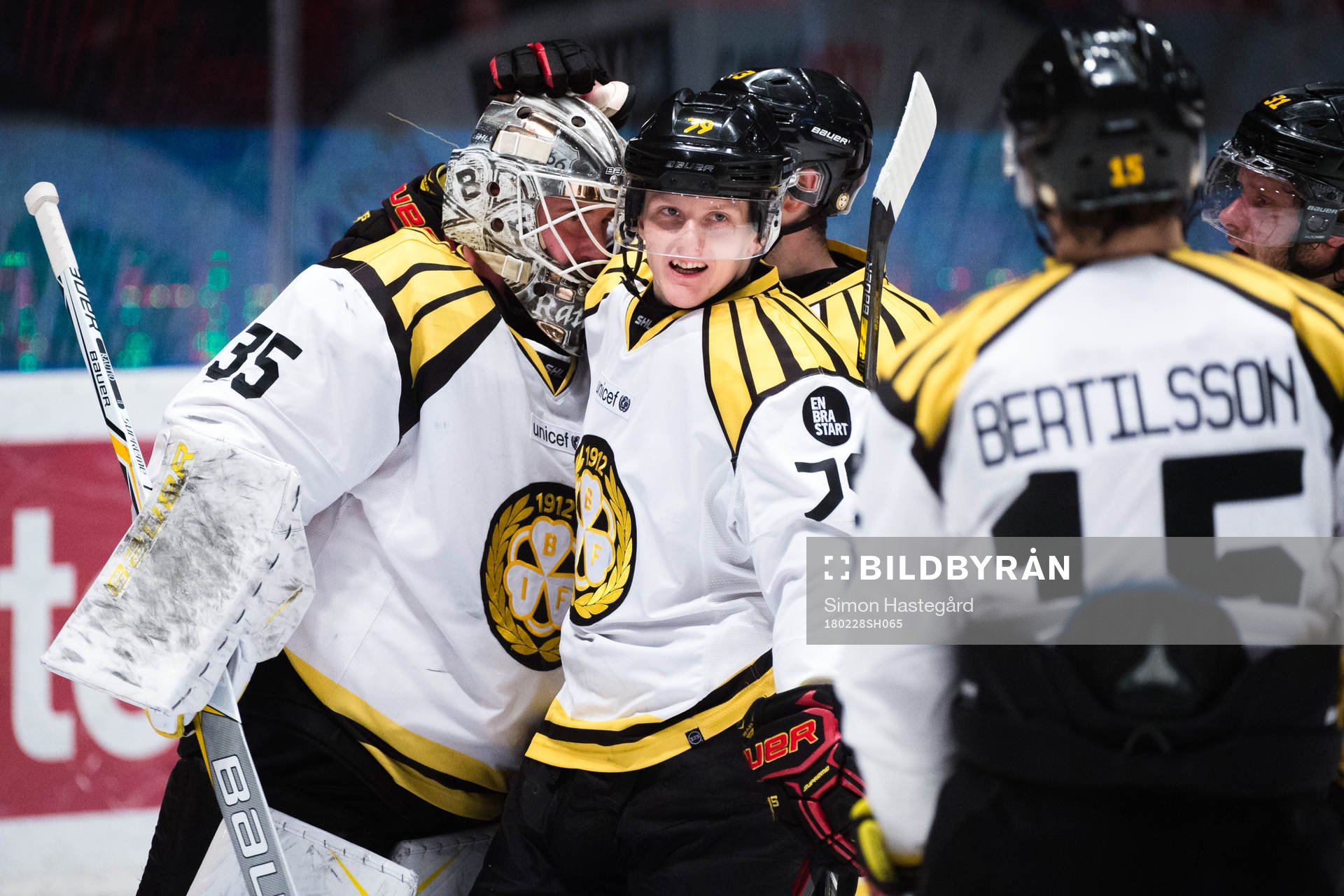 Brynäs målvakt David Rautio  och Daniel Mannberg jublar