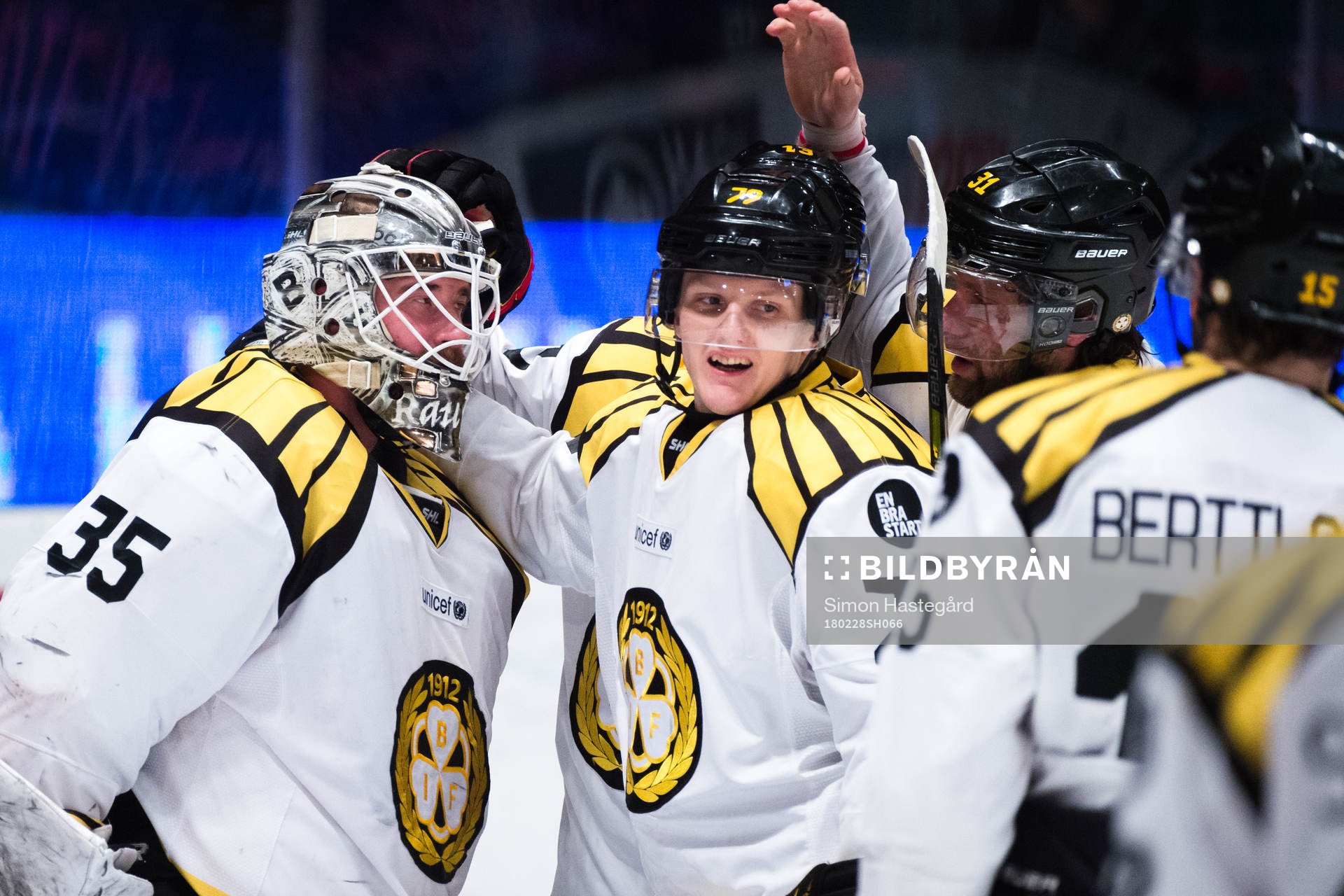 Brynäs målvakt David Rautio  och Daniel Mannberg jublar