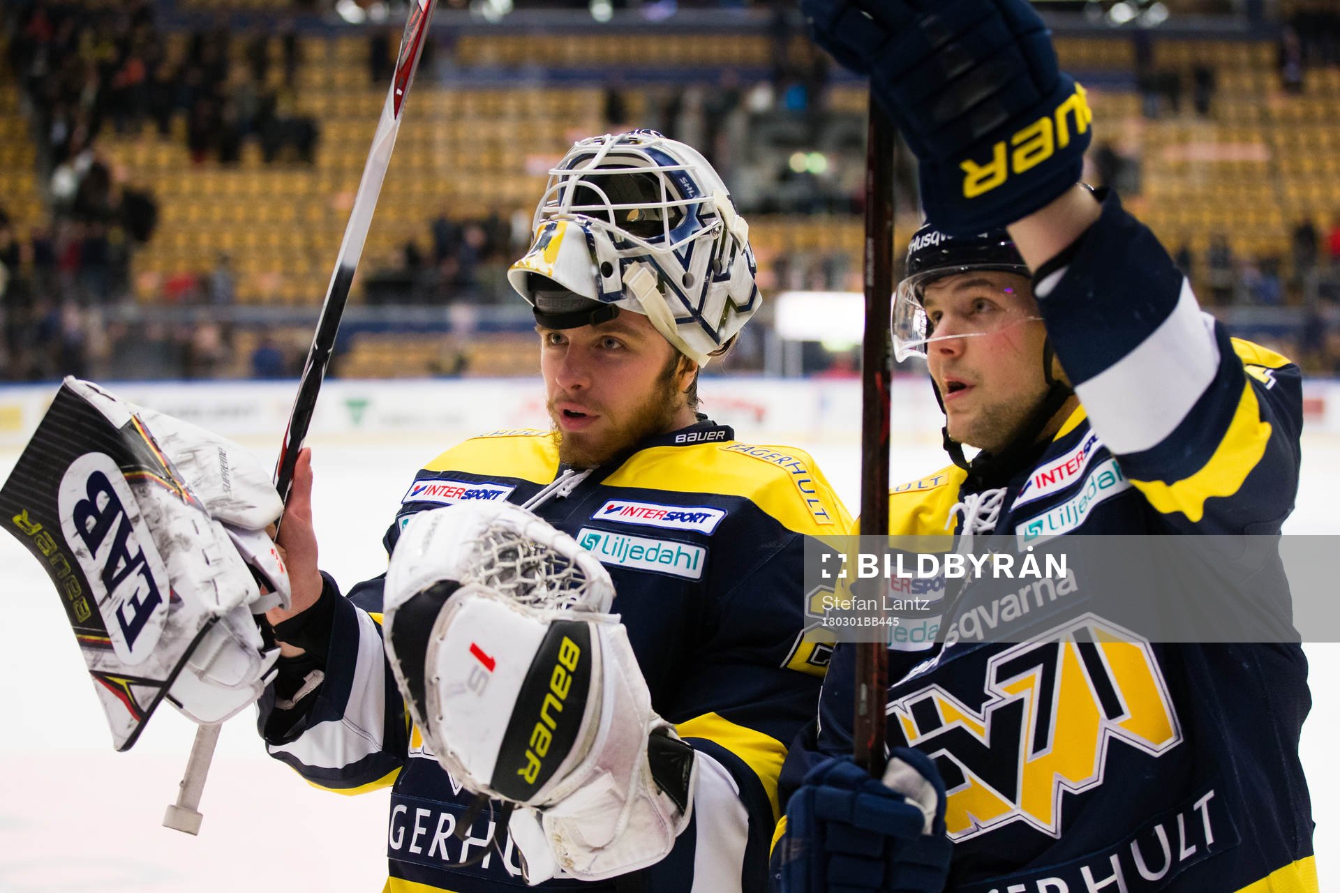 s målvakt Felix Sandström och Max Wärn jublar