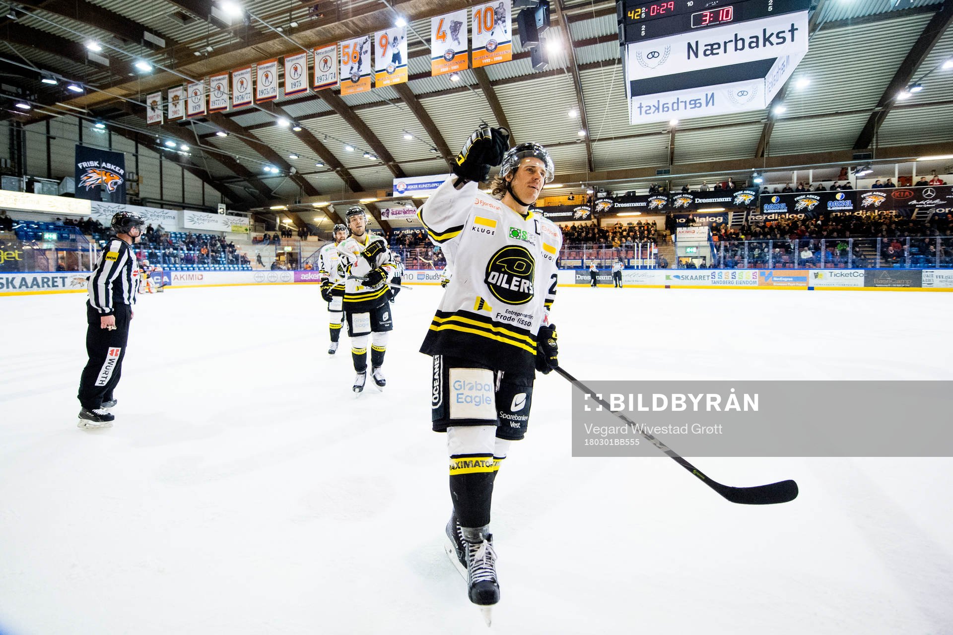 Kristian Forsberg of Stavanger Oilers celebrates scoring 3-2