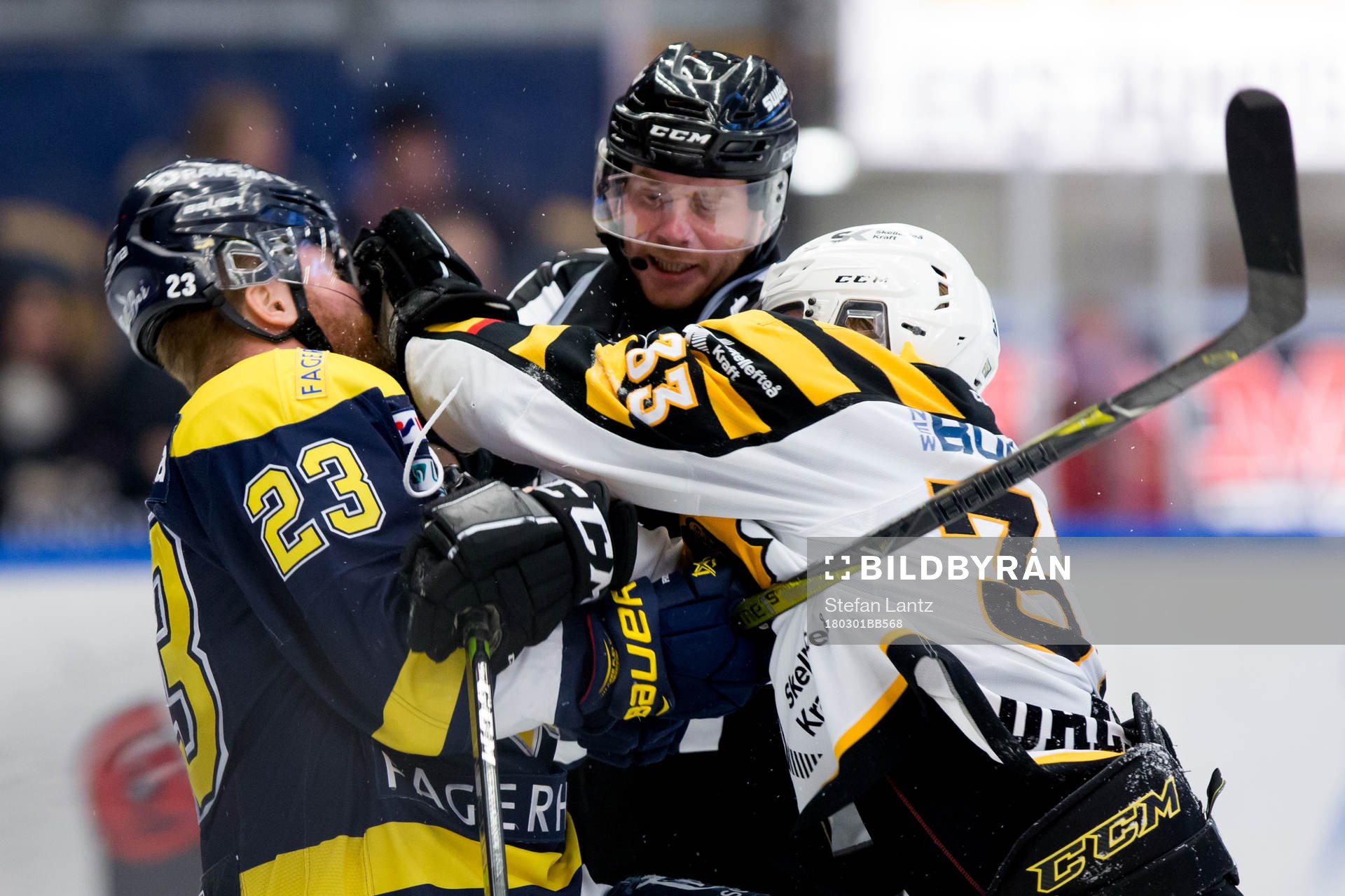 s Robin Figren i gruff med Skellefteås Sebastian Ohlsson