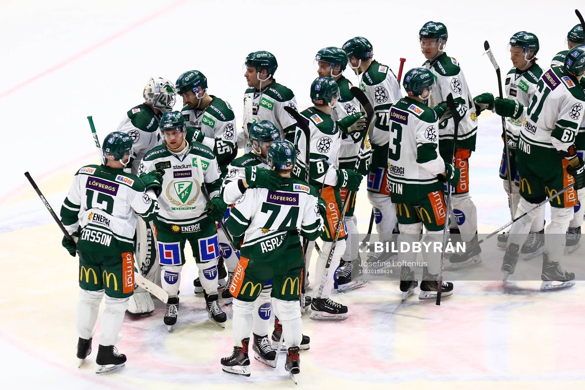 Färjestads spelare jublar och tackar målvakt Lars Haugen