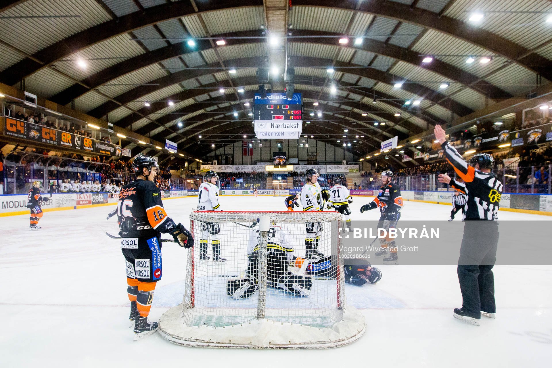 The referee awards a penalty to Anders Bastiansen of Frisk
