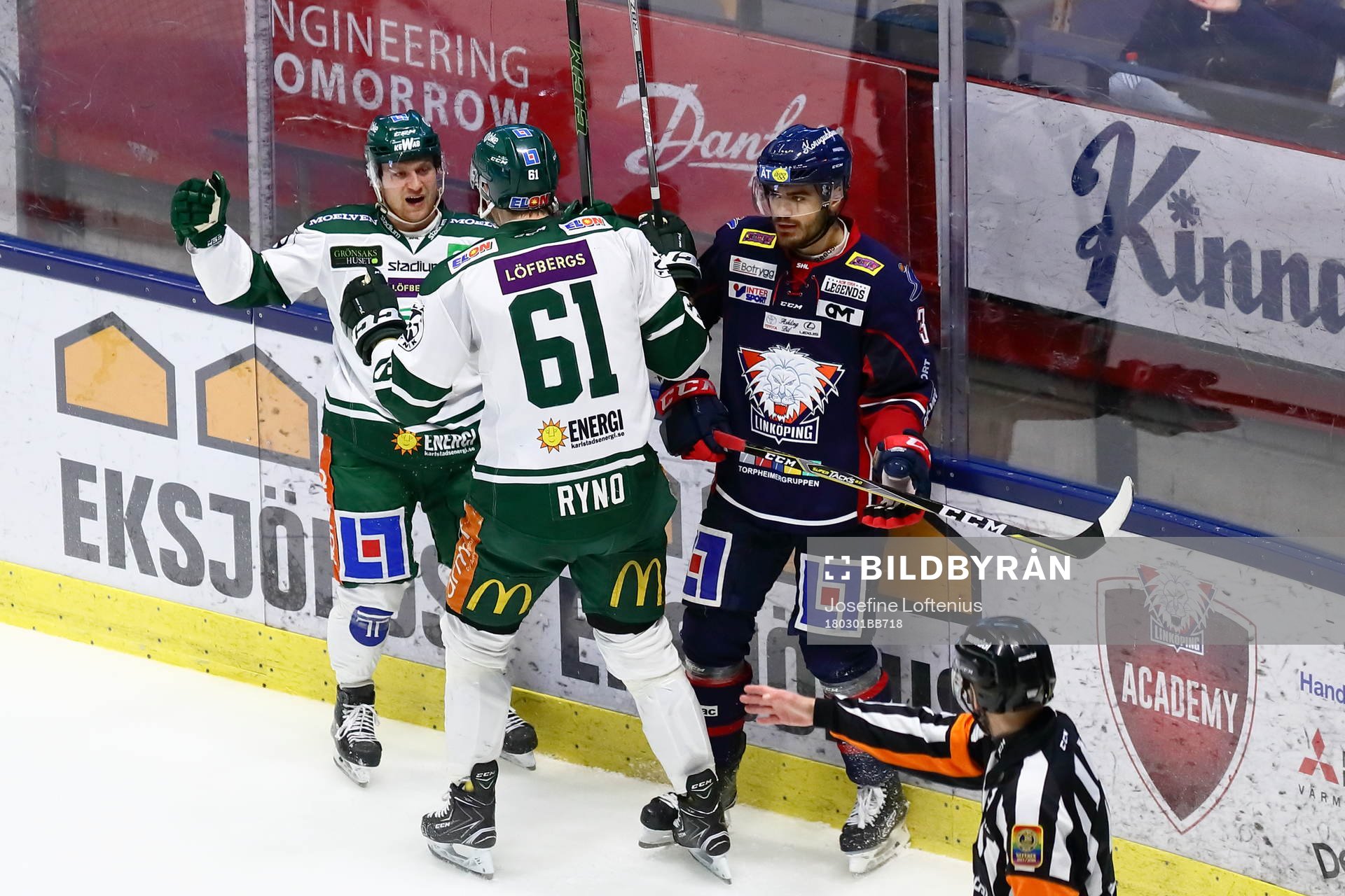 Färjestads Marcus Nilsson och Johan Ryno jublar intill