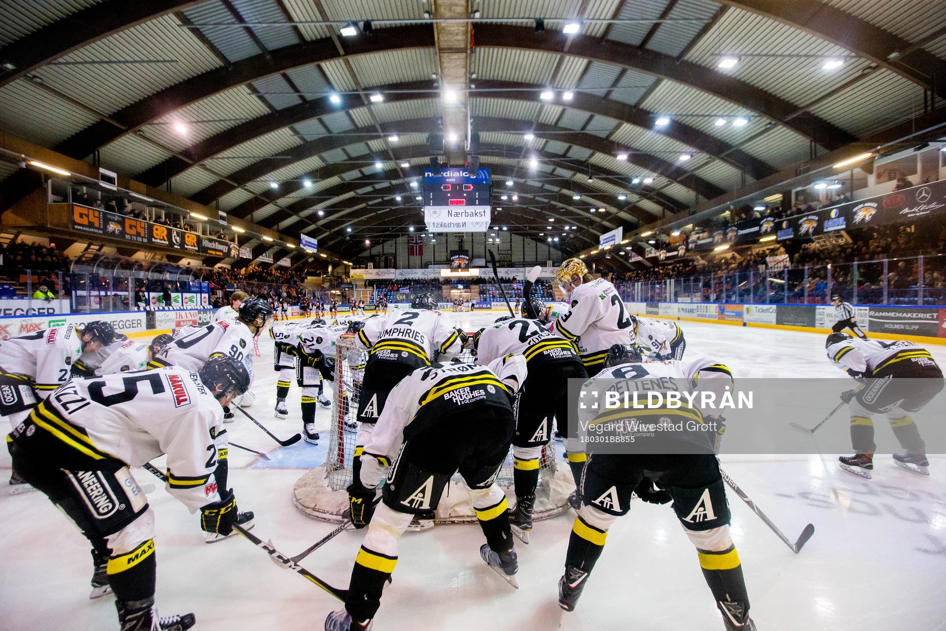 The players of Stavanger Oilers gather in a circle