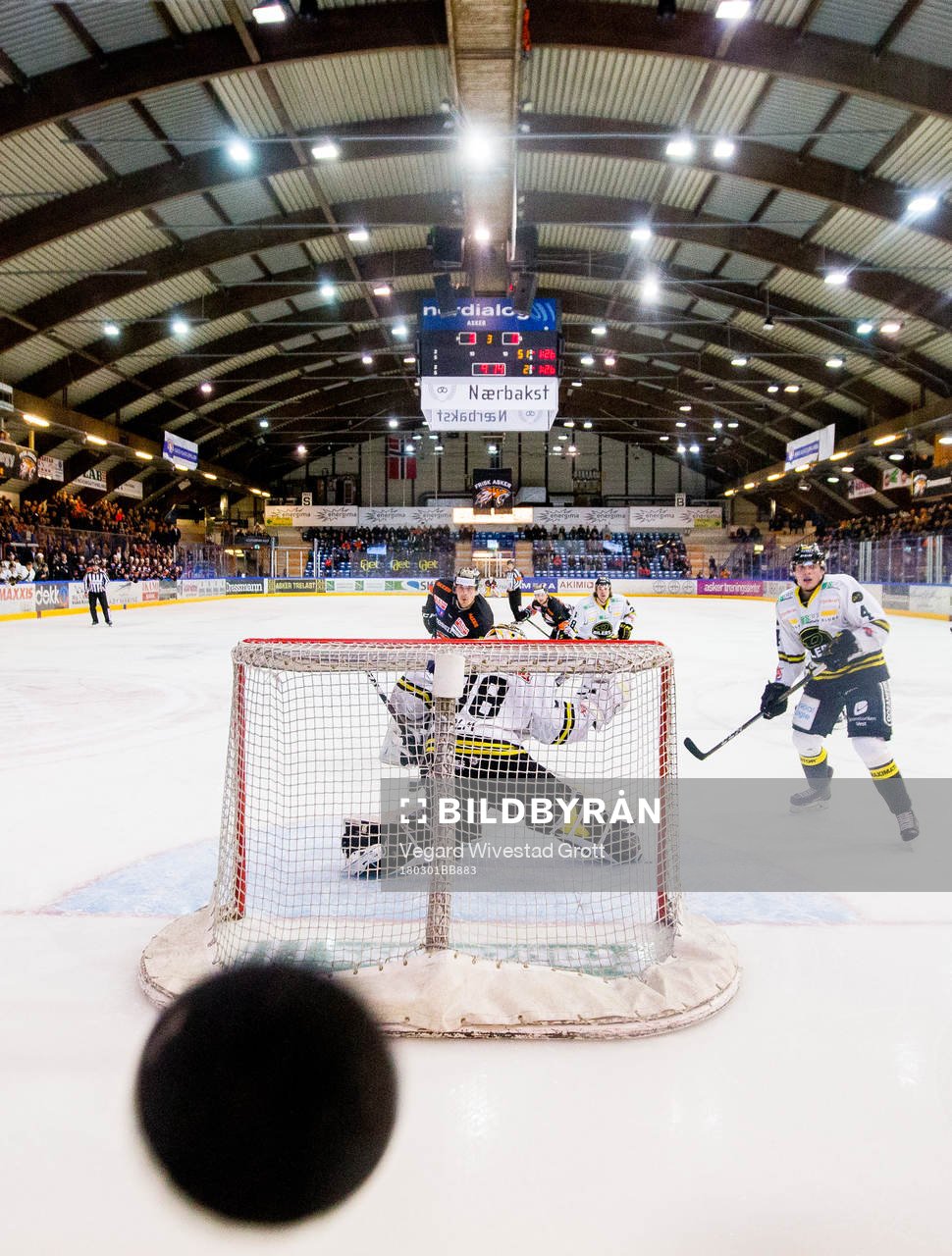 Anders Bastiansen of Frisk Asker shoots wide