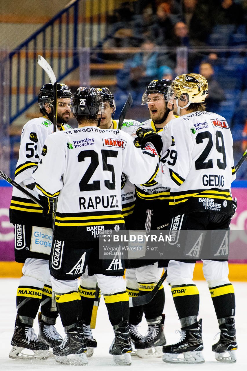 Lassi Kokkala of Stavanger Oilers celebrate with teammates
