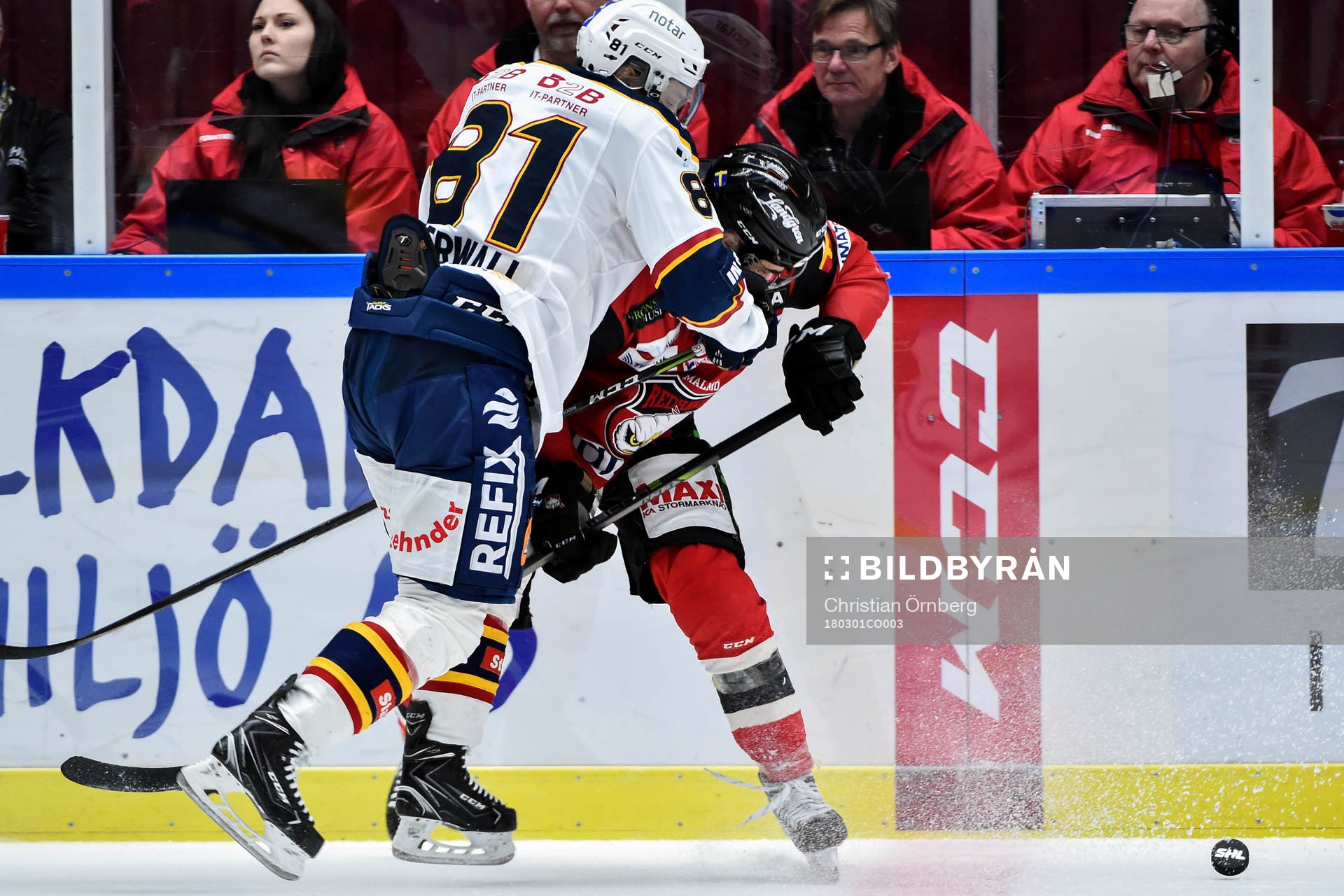 Djurgårdens Calle Ridderwall tacklar Malmö Redhawks Nils
