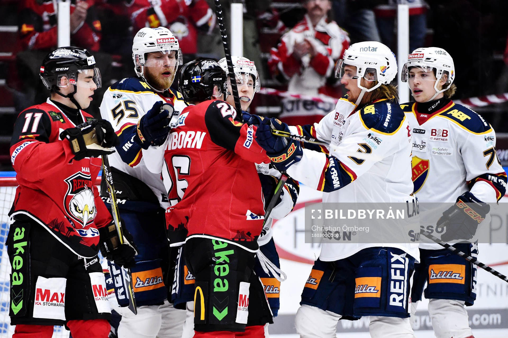 Gruff mellan Malmö Redhawks Axel Wemmenborn och