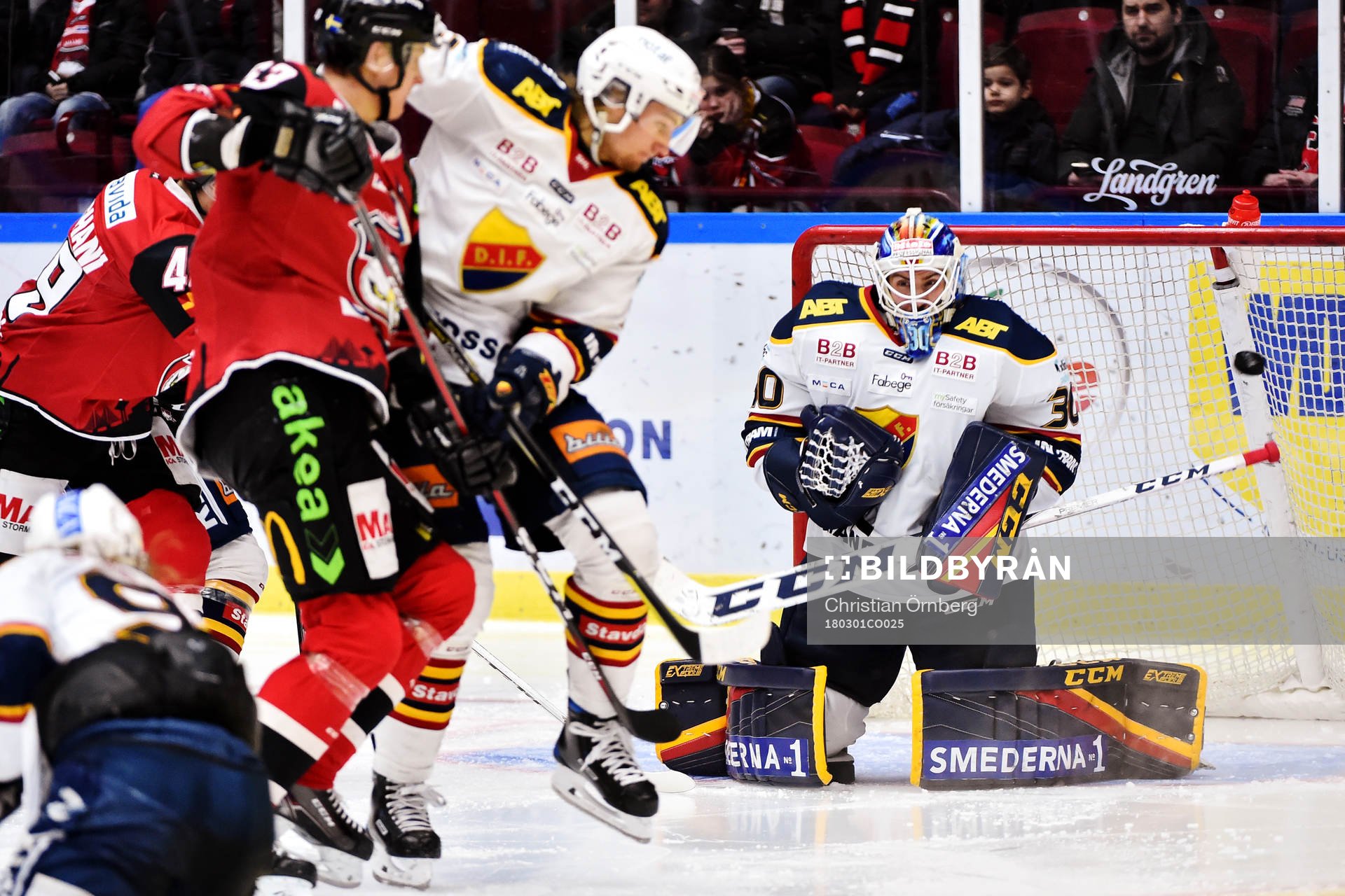 Malmö Redhawks Stefan Warg skjuter 1-1-målet Djurgårdens