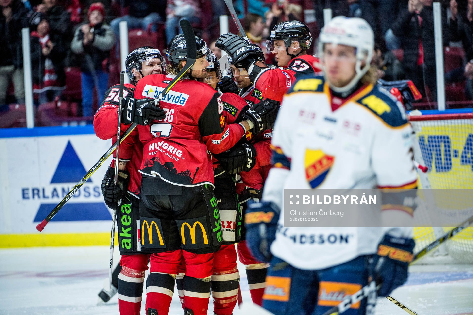 Malmö Redhawks Stefan Warg jublar med lagkamraterna
