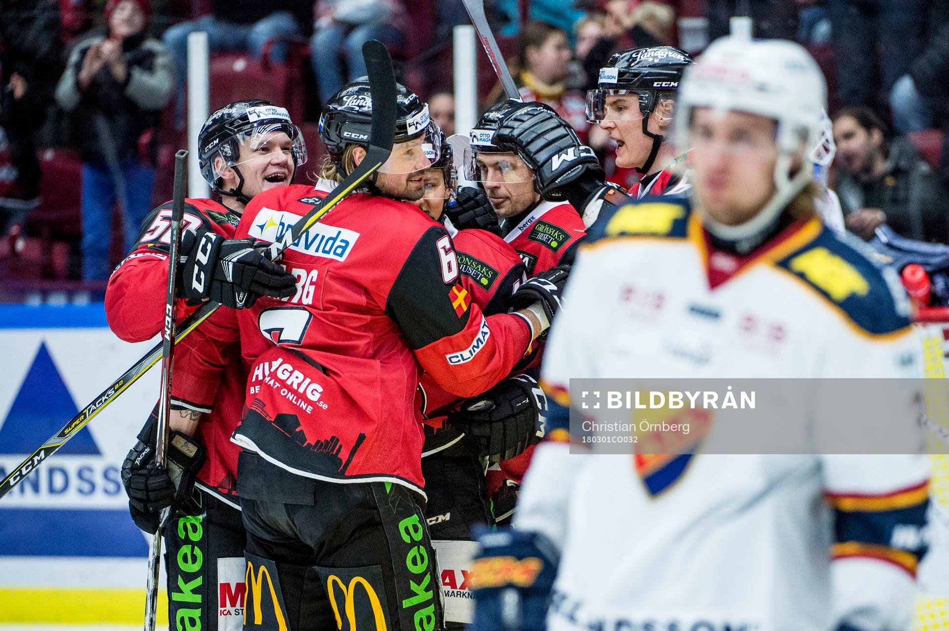 Malmö Redhawks Stefan Warg jublar med lagkamraterna