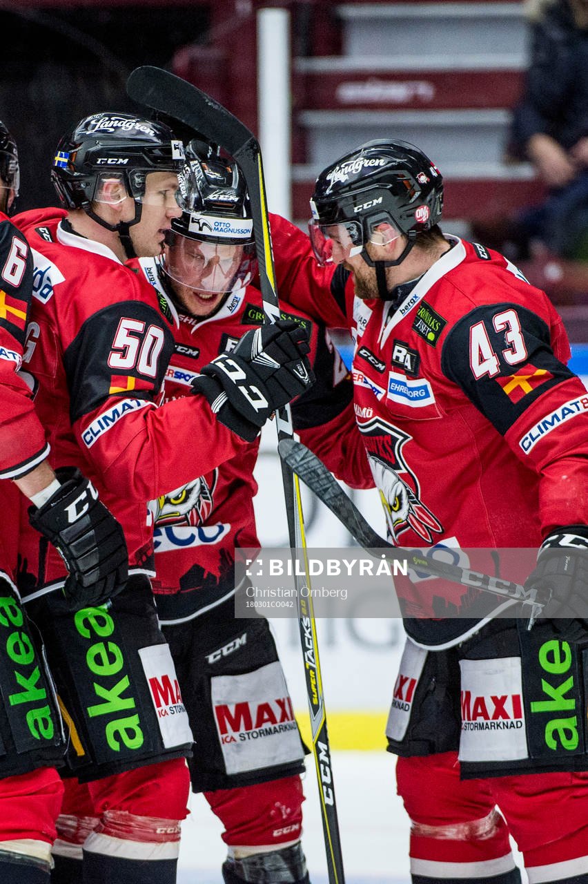 Malmö Redhawks Erik Forssell jublar med Tobias Ekberg och