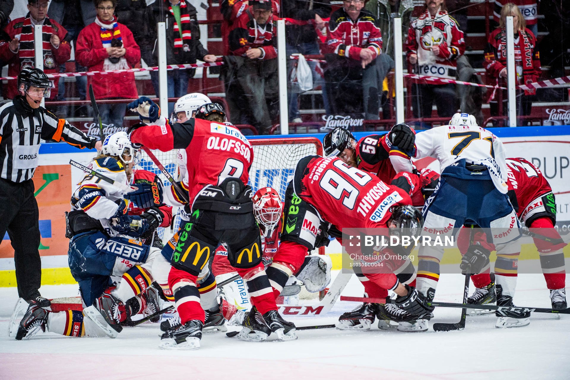 Rörigt framför Malmö Redhawks målvakt Jonas Gunnarsson