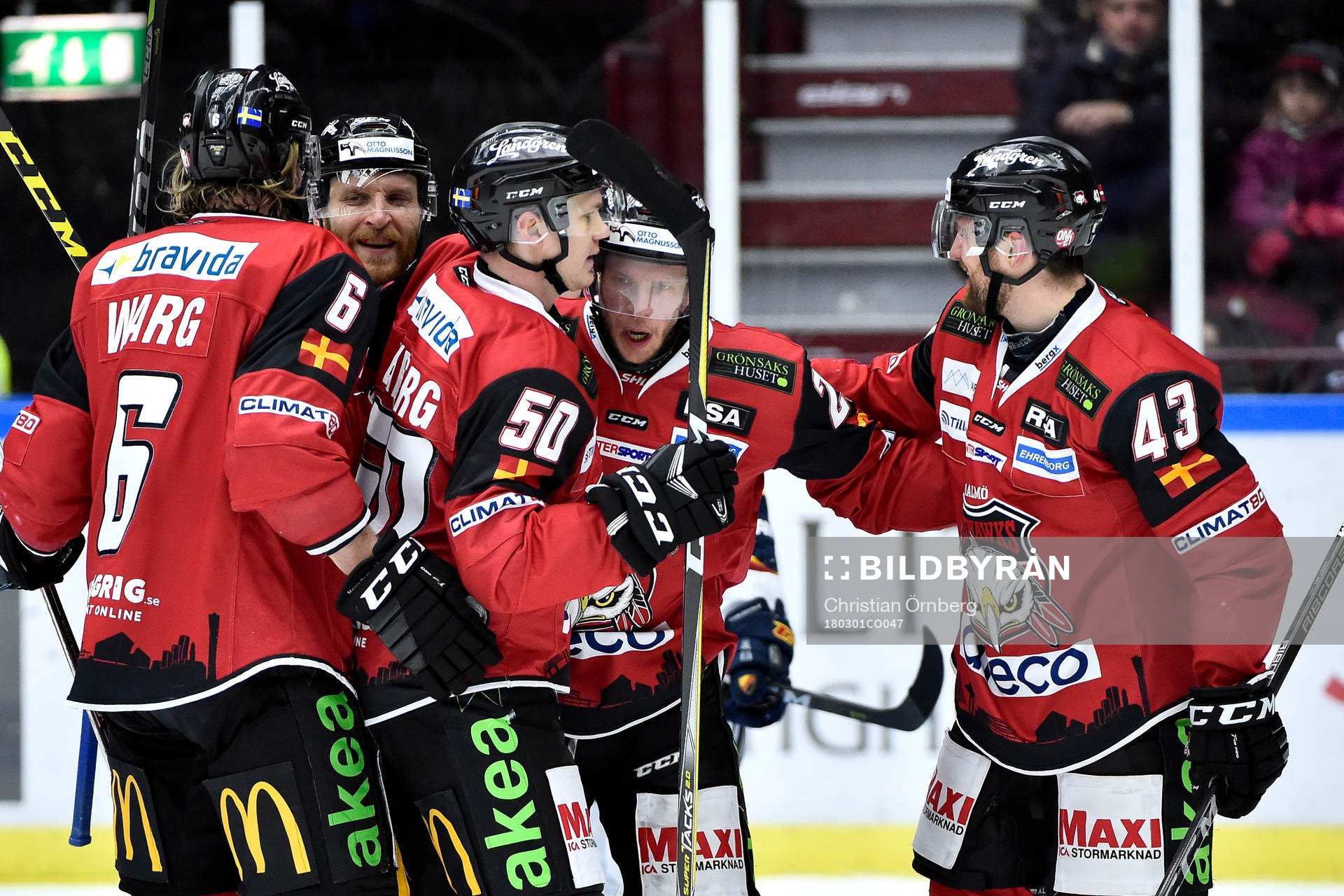 Malmö Redhawks Erik Forssell jublar med Stefan Warg,