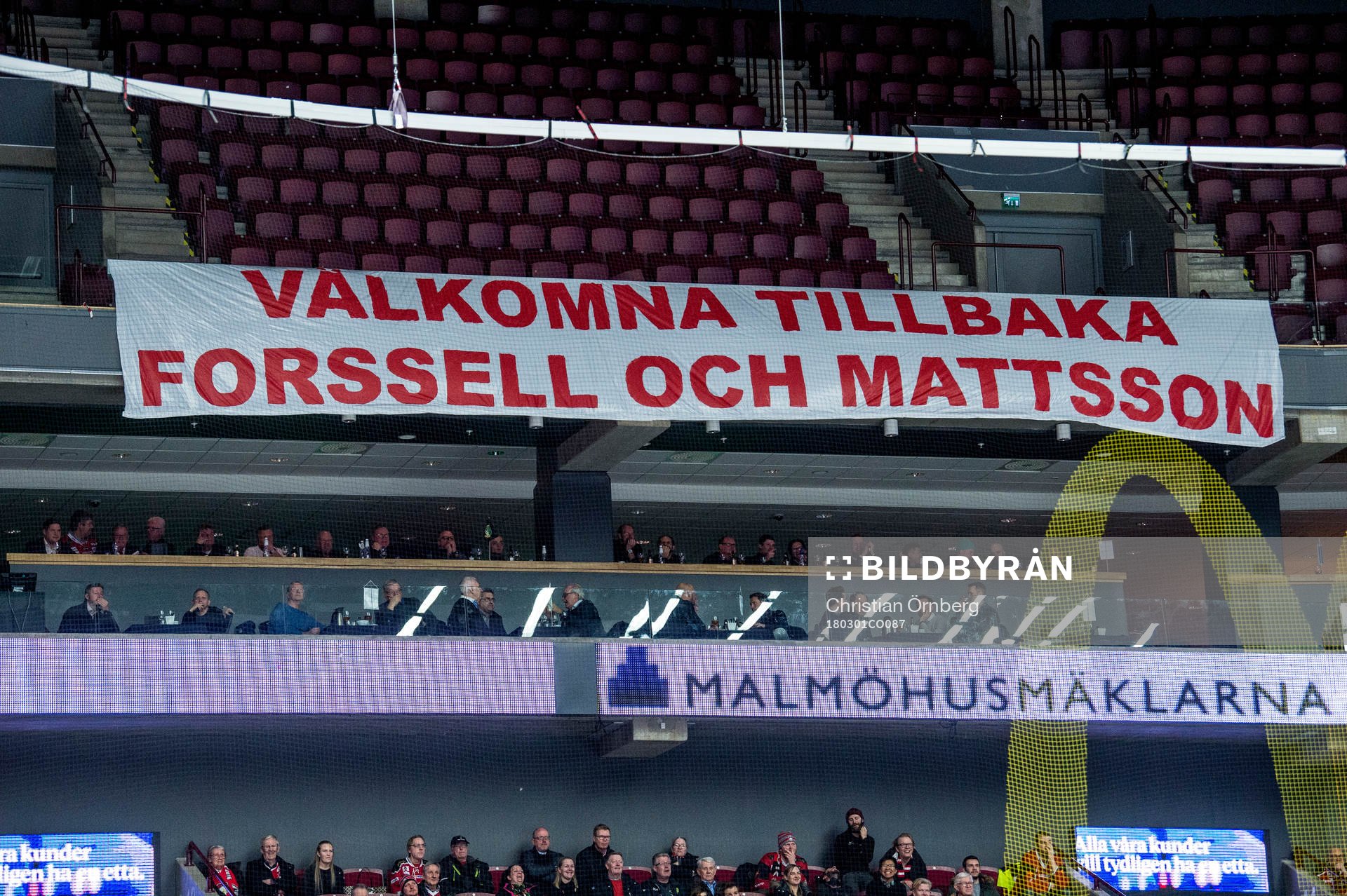 Fansen hälsade Erik Forssell och assisterande tränare