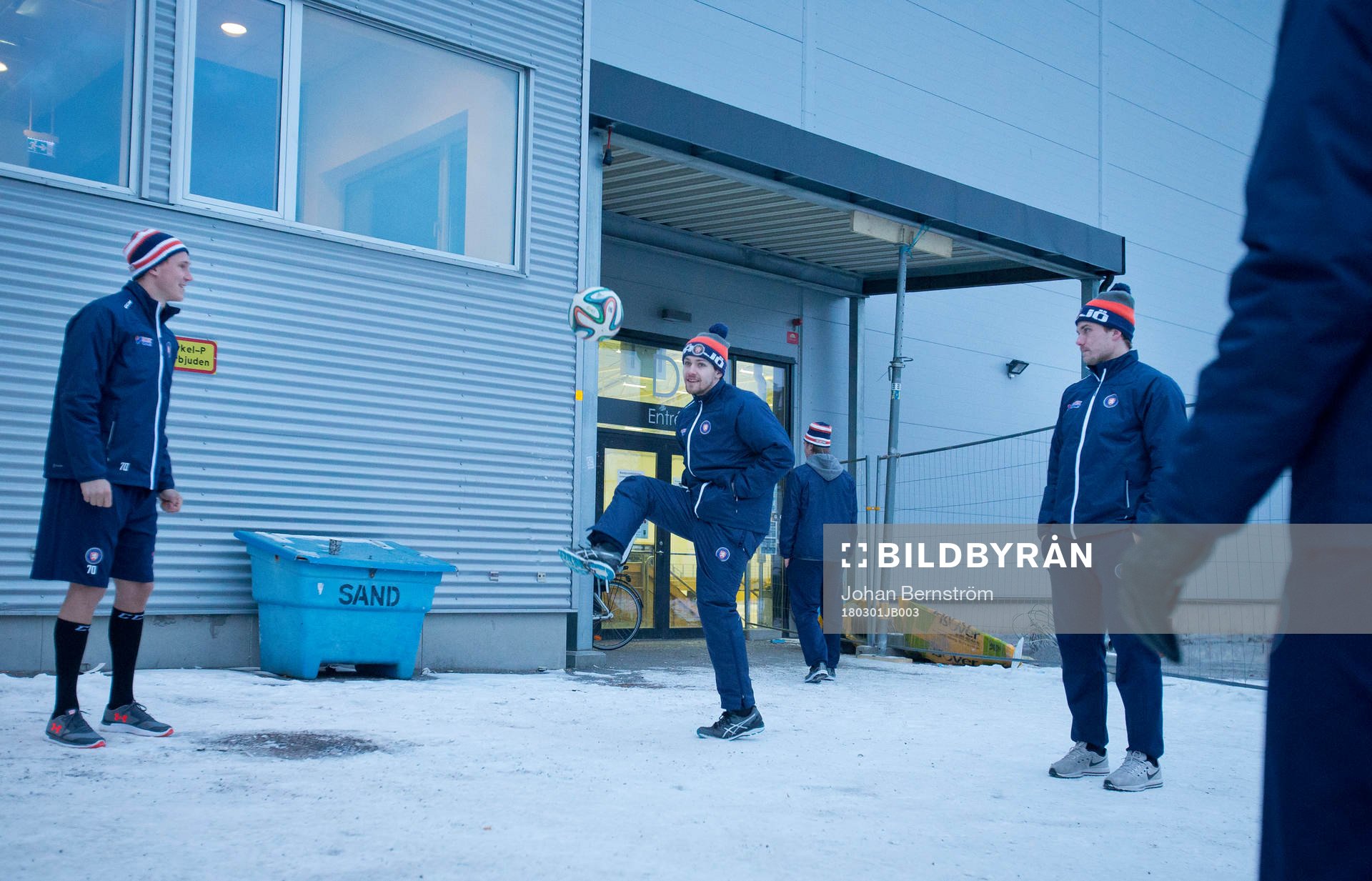 Växjös Arvid Lundberg värmer upp med fotboll