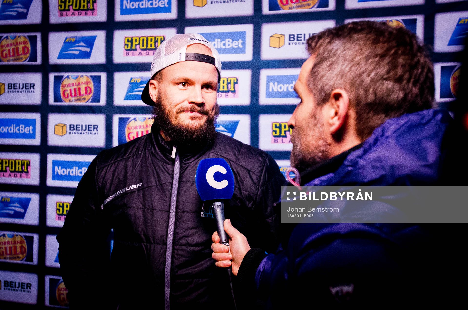 Örebros Johan Wiklander blir intervjuad av Cmore