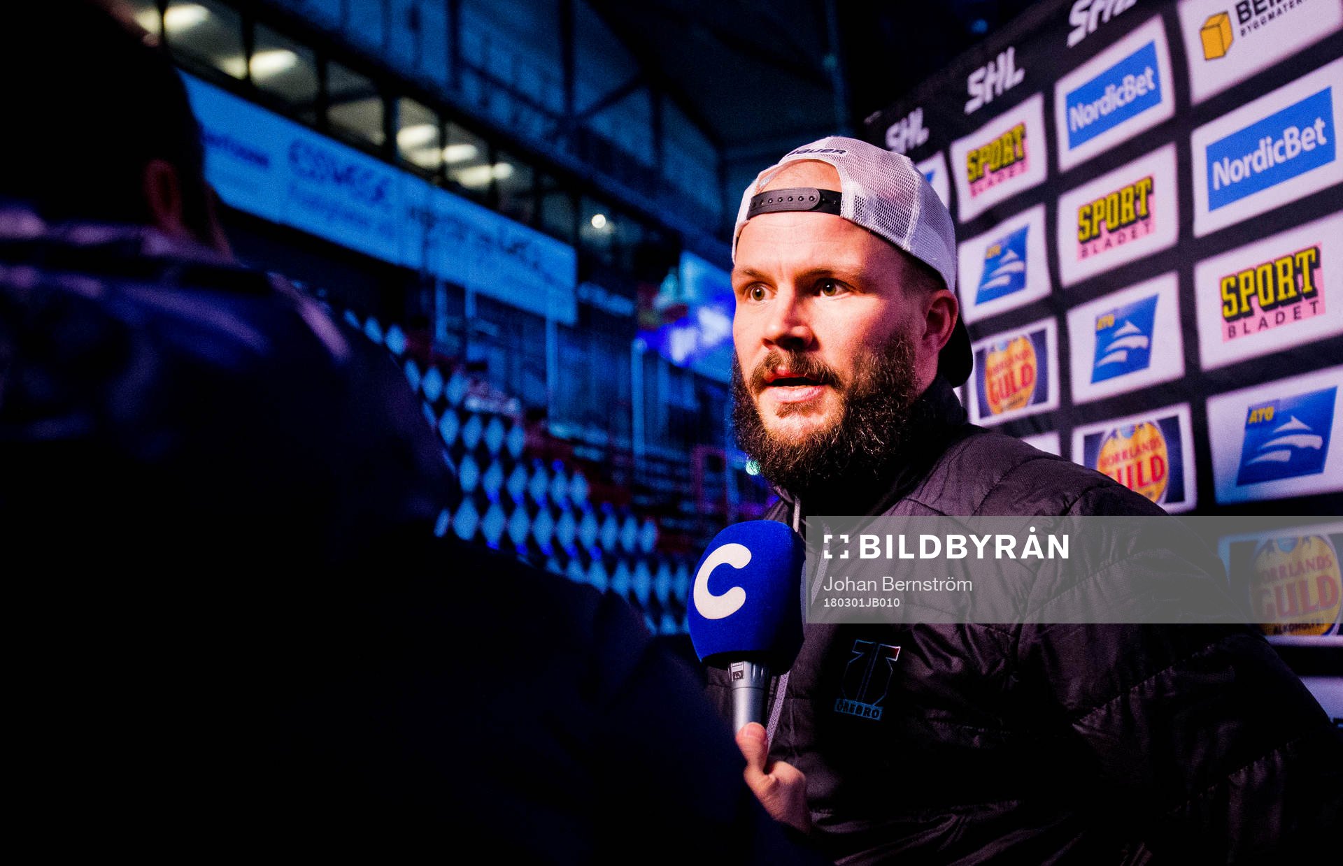 Örebros Johan Wiklander blir intervjuad av Cmore