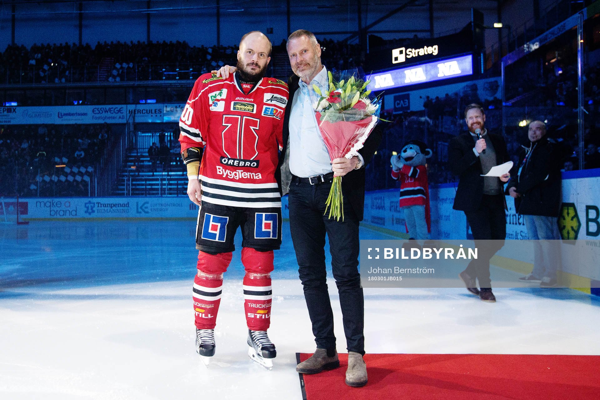 e match och hyllas