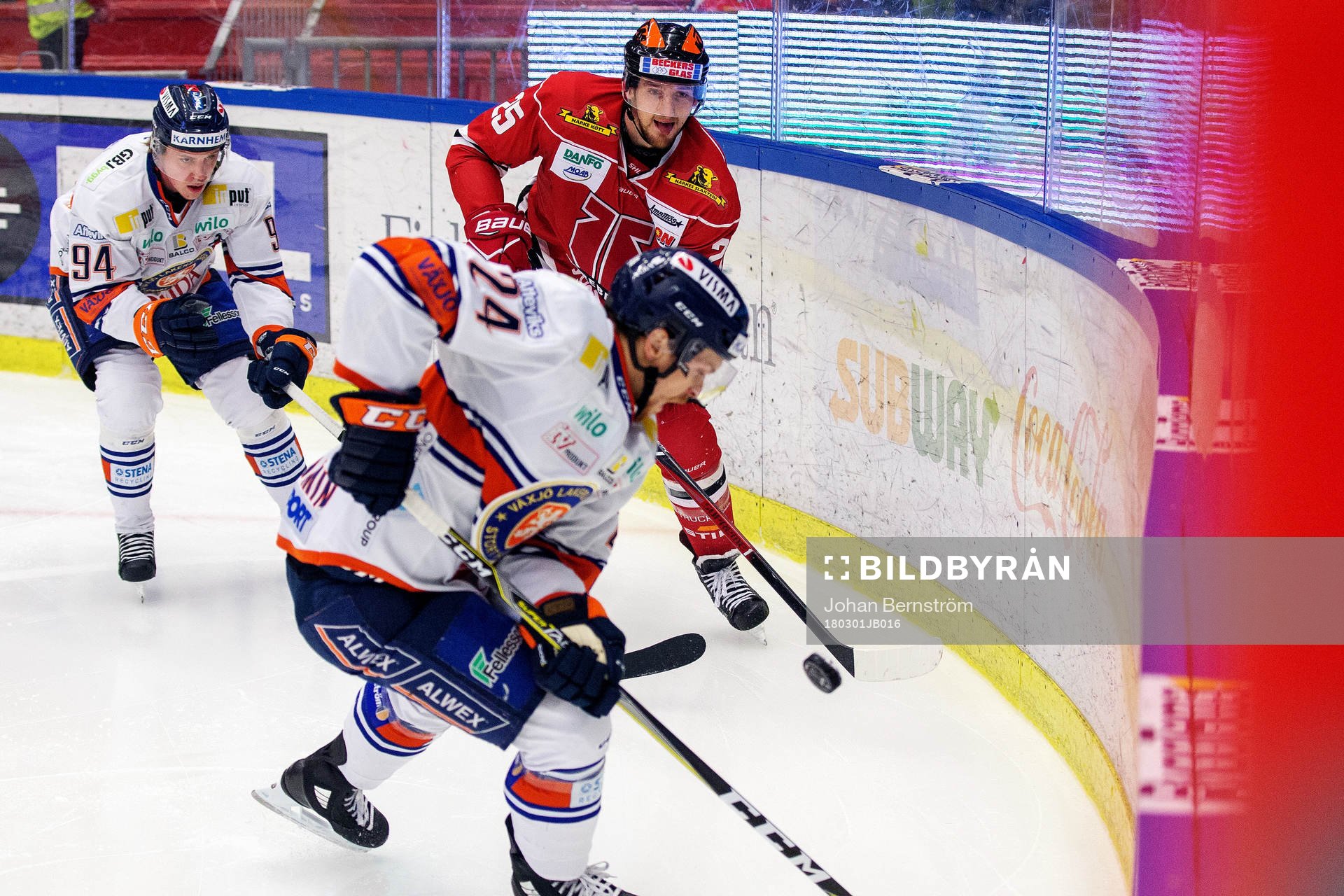 Växjös Joel Persson och Brendan Shinnimin i kamp om