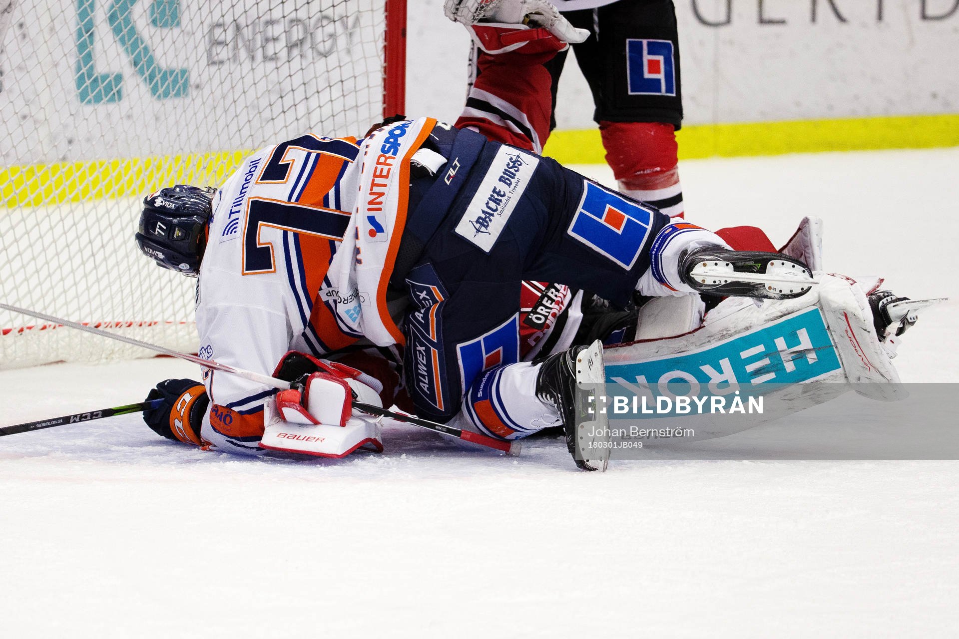 Växjös Pontus Netterberg ligger på Örebros målvakt