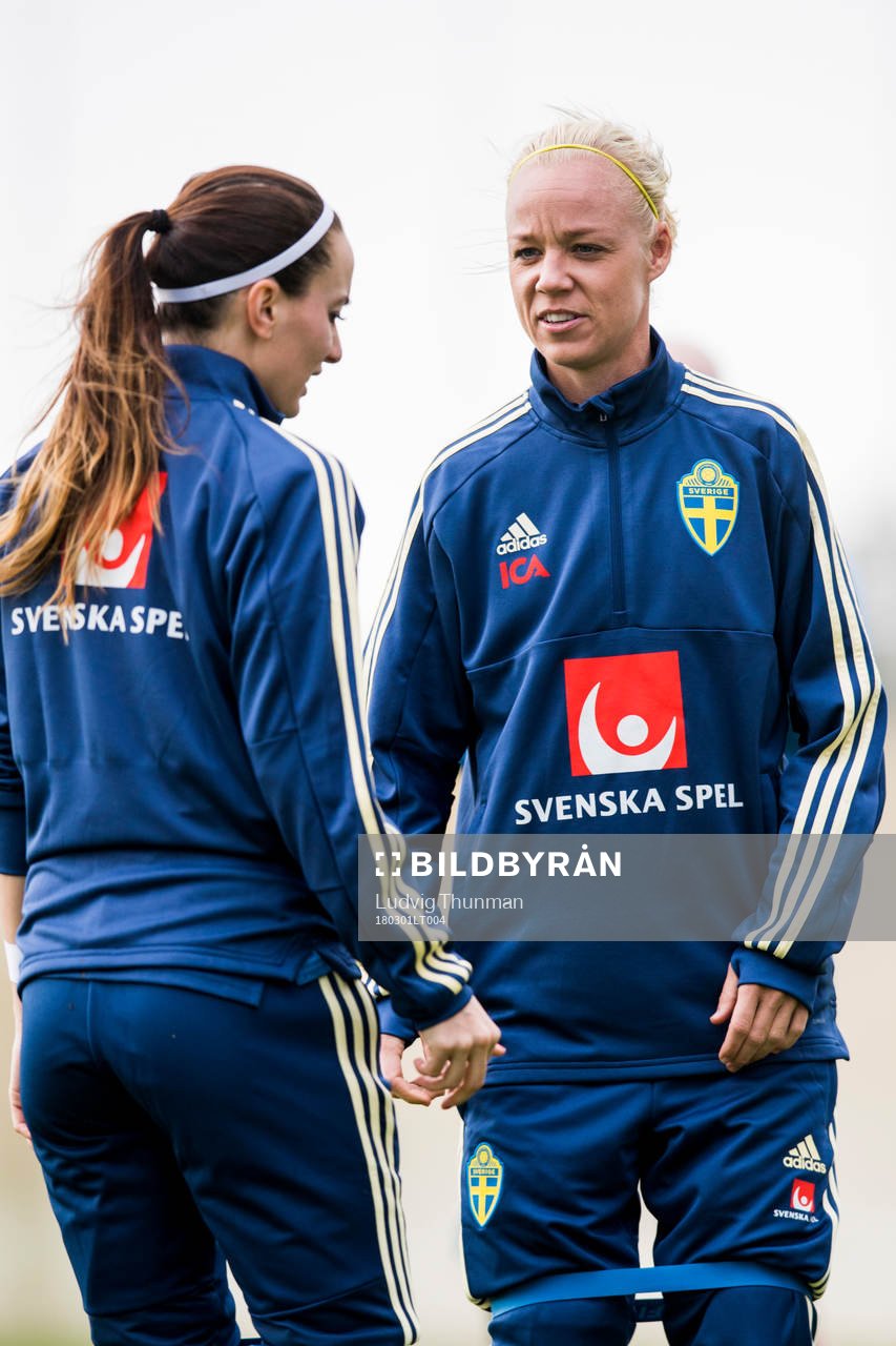 Kosovare Asllani och Caroline Seger