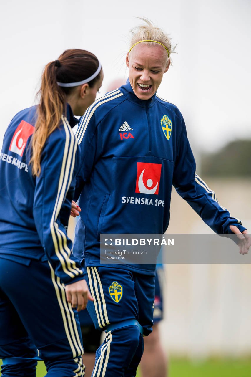 Kosovare Asllani och Caroline Seger