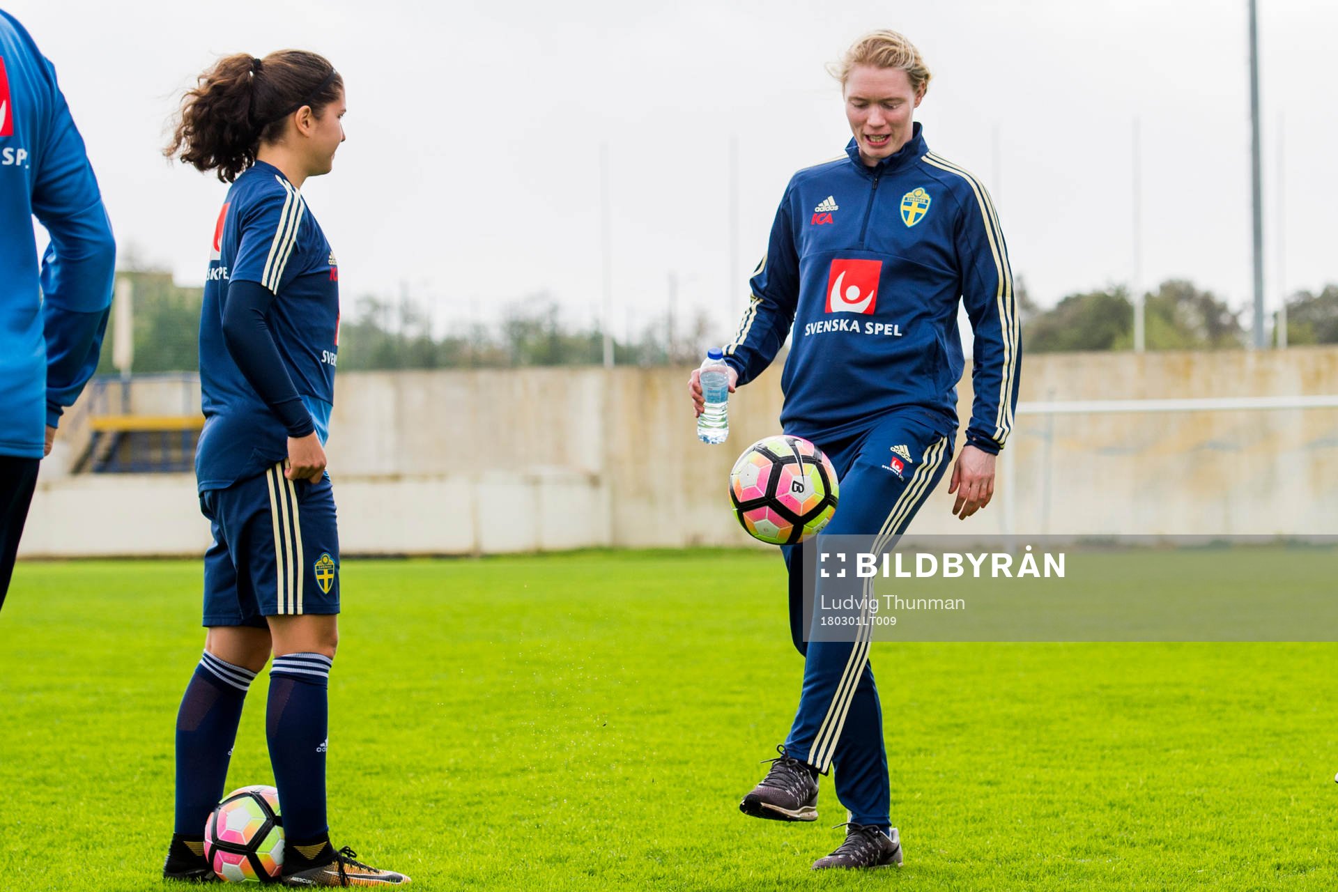 Loreta Kullashi och målvakt Hedvig Lindahl