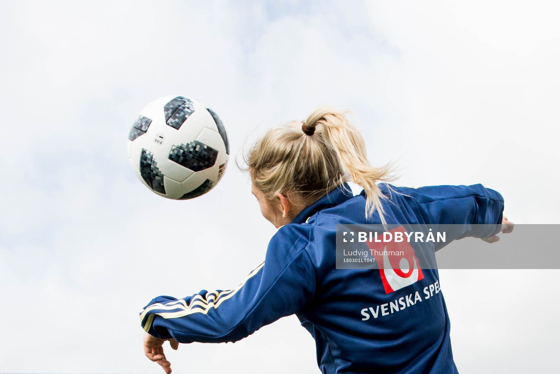 En fotbollspelare nickar en boll