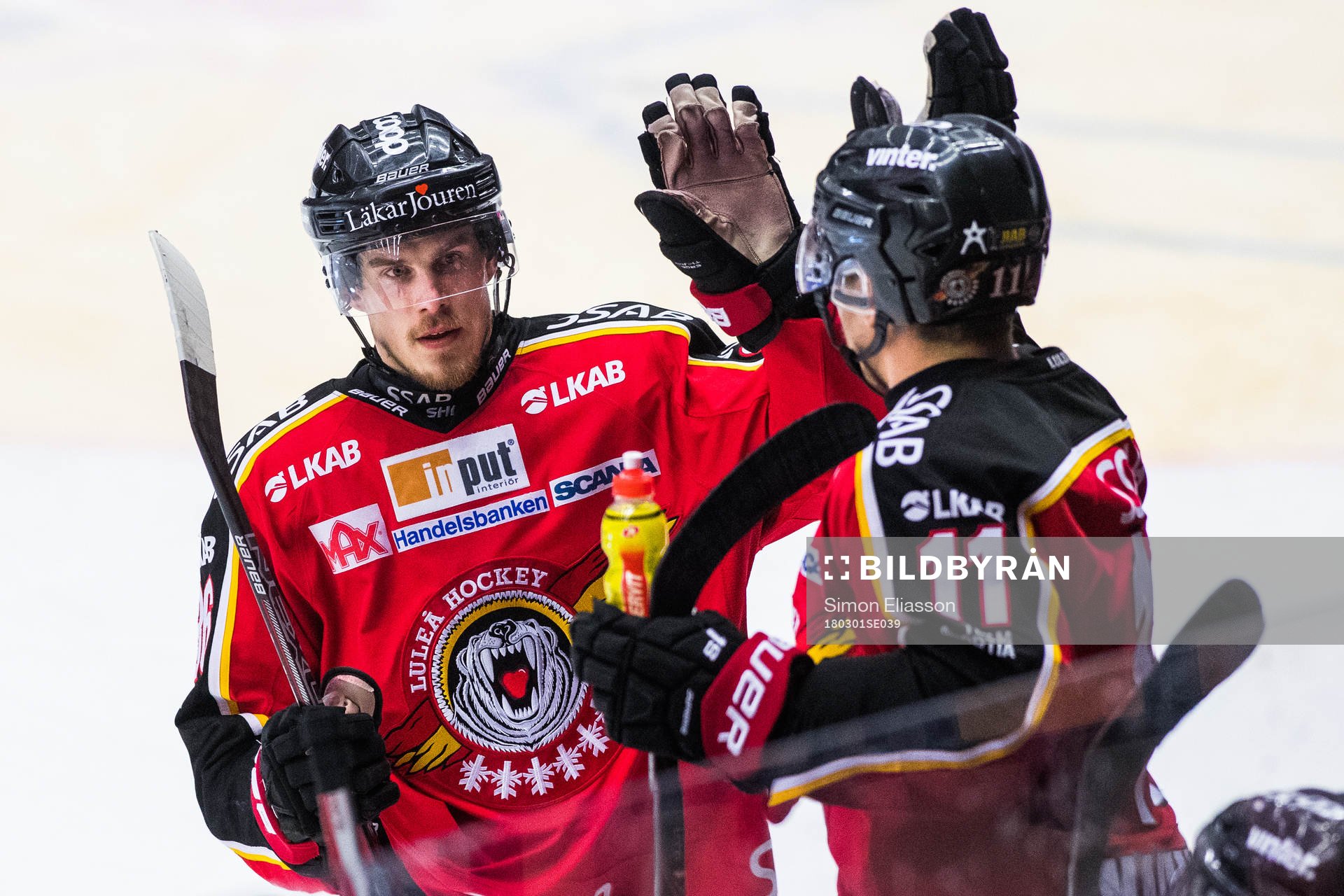 Luleås Emil Larsson och Petter Emanuelsson jublar
