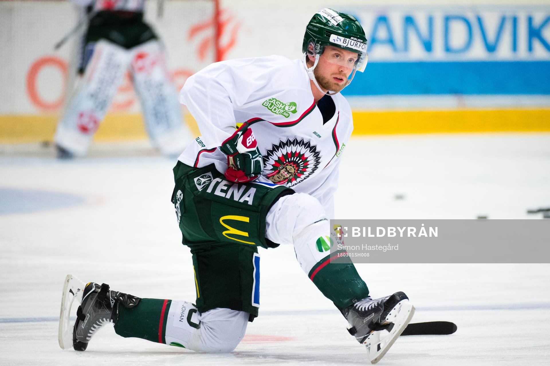 Frölundas John Nyberg före ishockeymatchen i SHL mellan