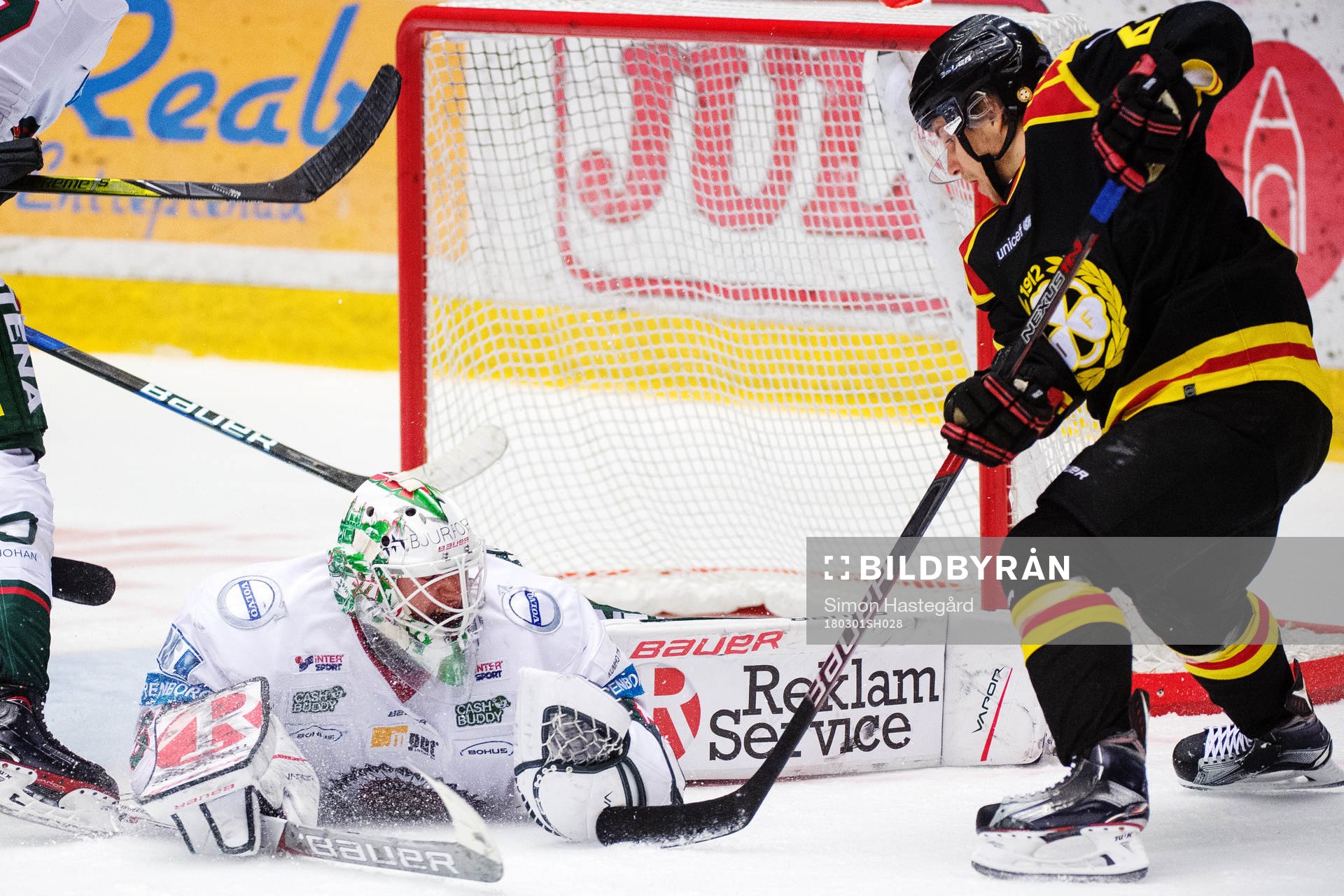 Frölundas målvakt Johan Mattsson och Brynäs Juuso Ikonen