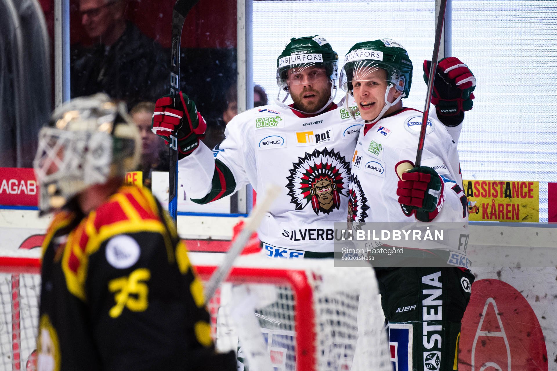 Frölundas Jan Mursak och Max Friberg jublar