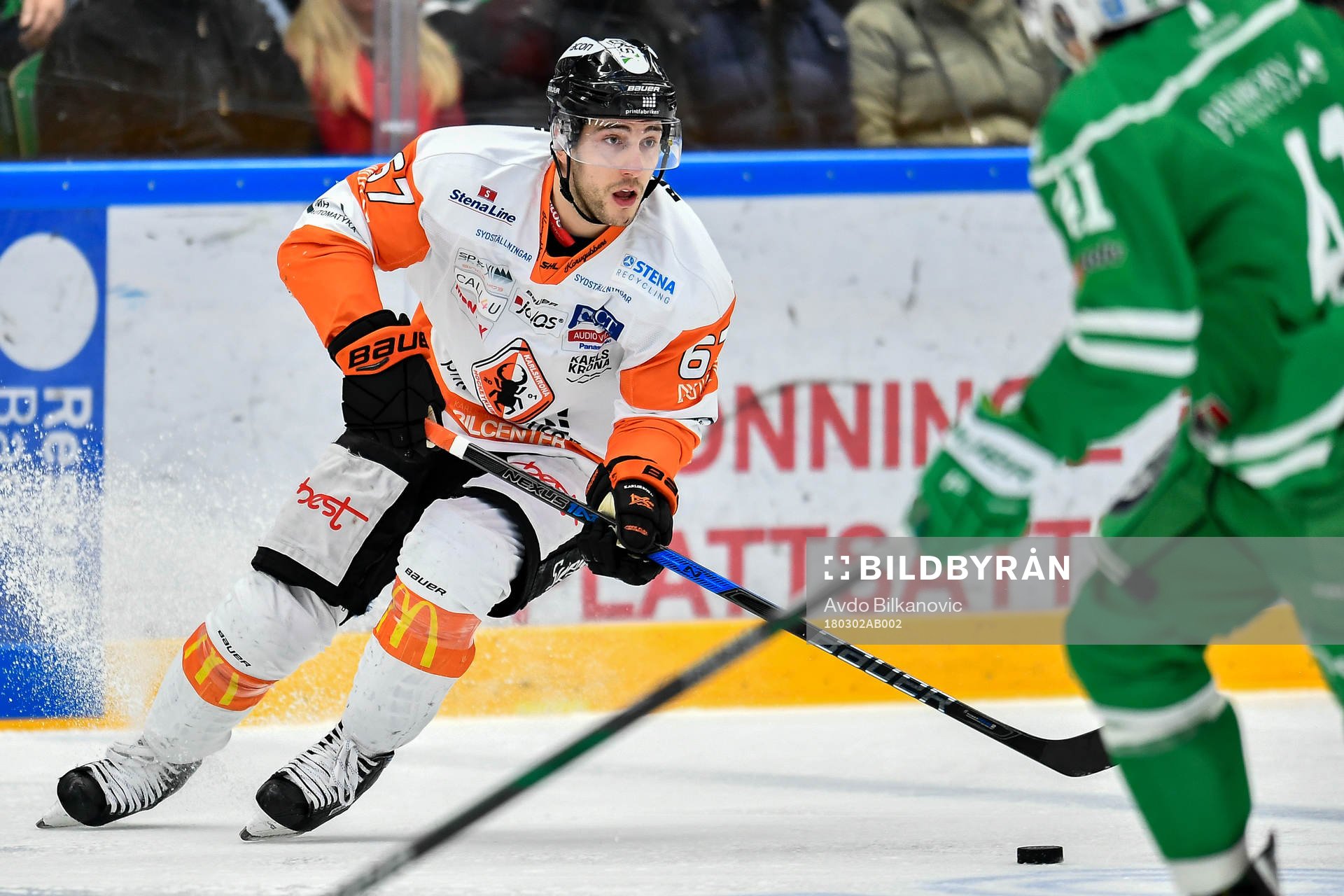 Karlskronas Konstantin Komarek med pucken