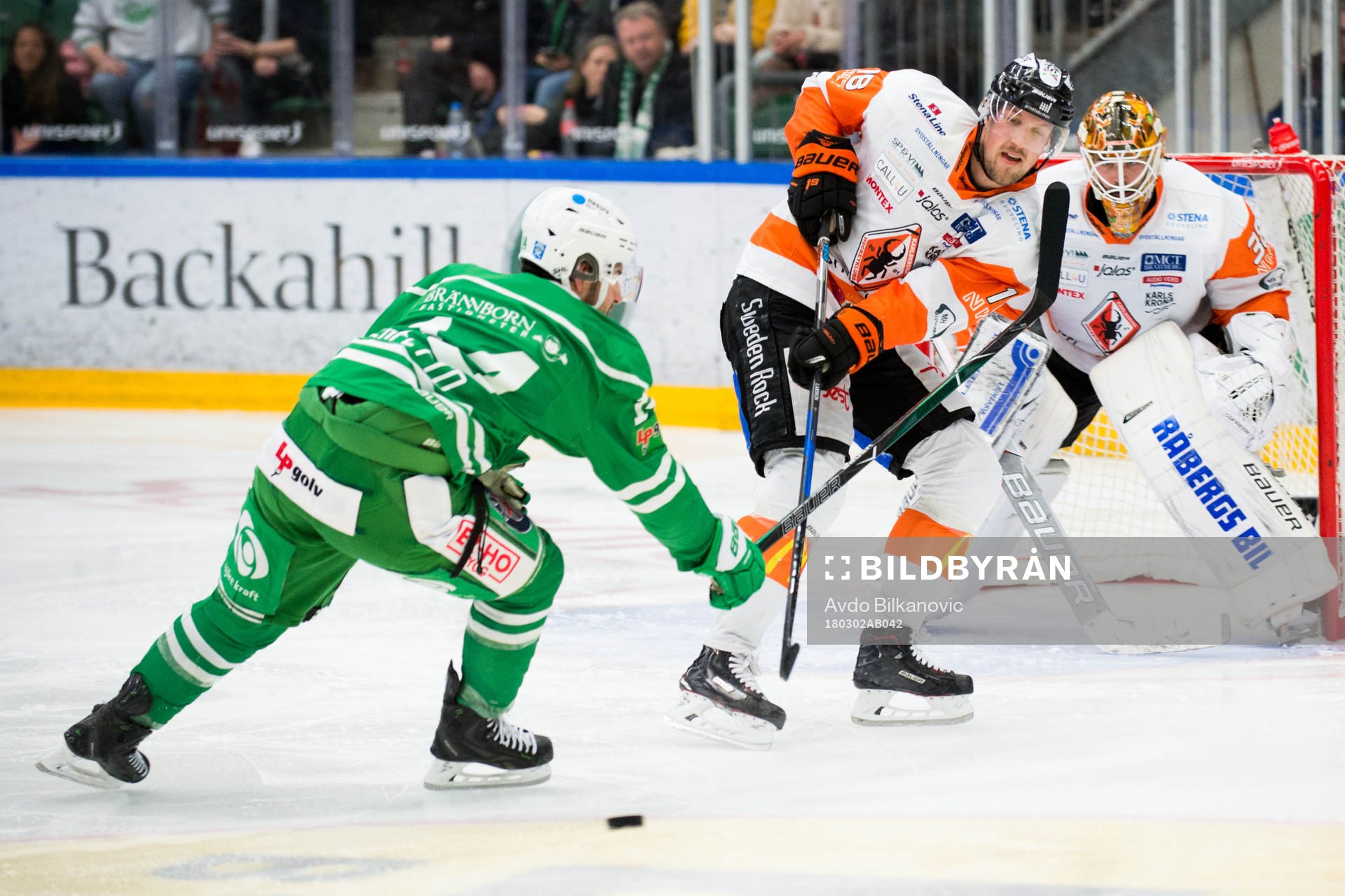 Karlskronas Emil Larsson rensar framför målet