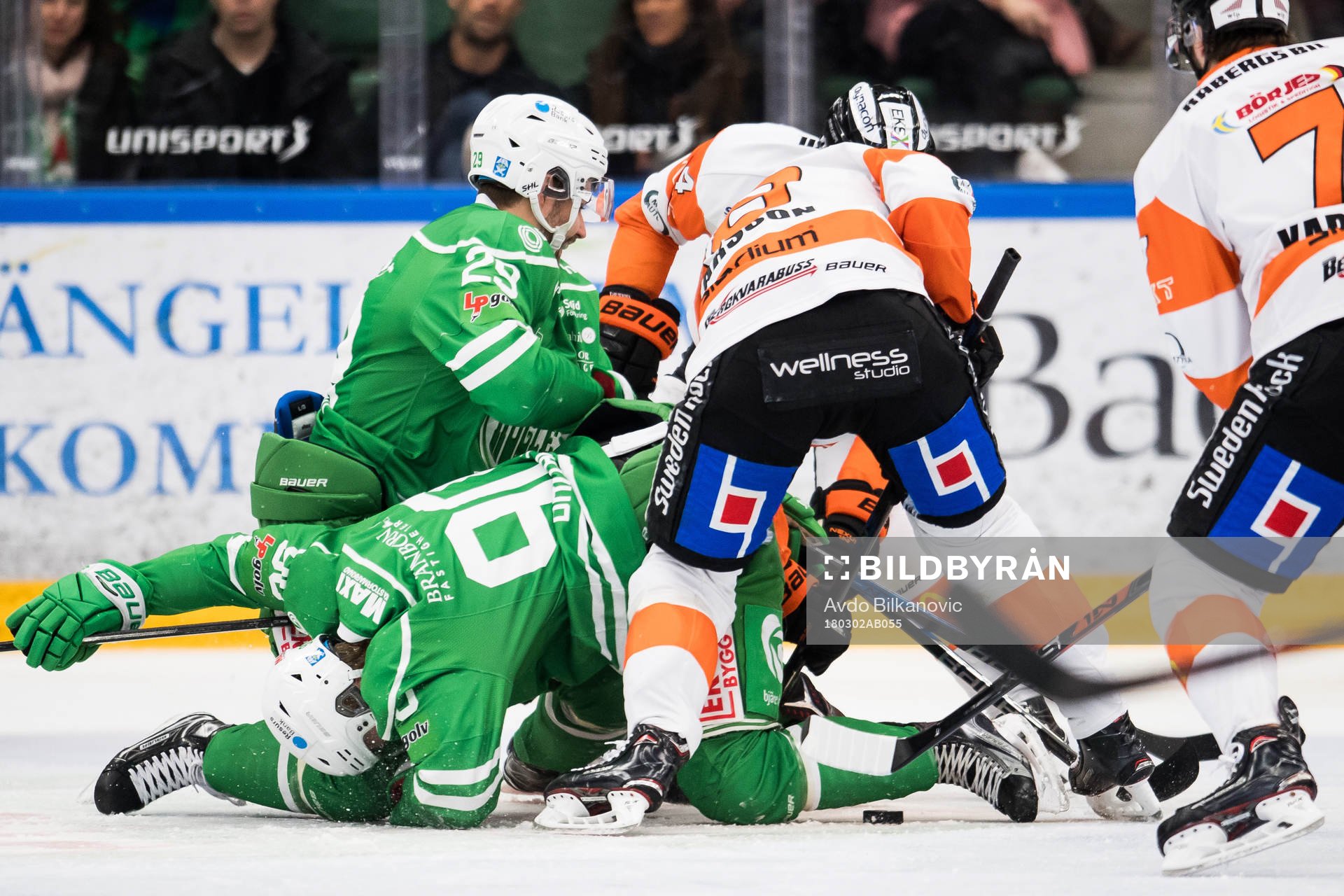 Rögles Ludvig Rensfeldt och Ted Brithén kämpar om pucken