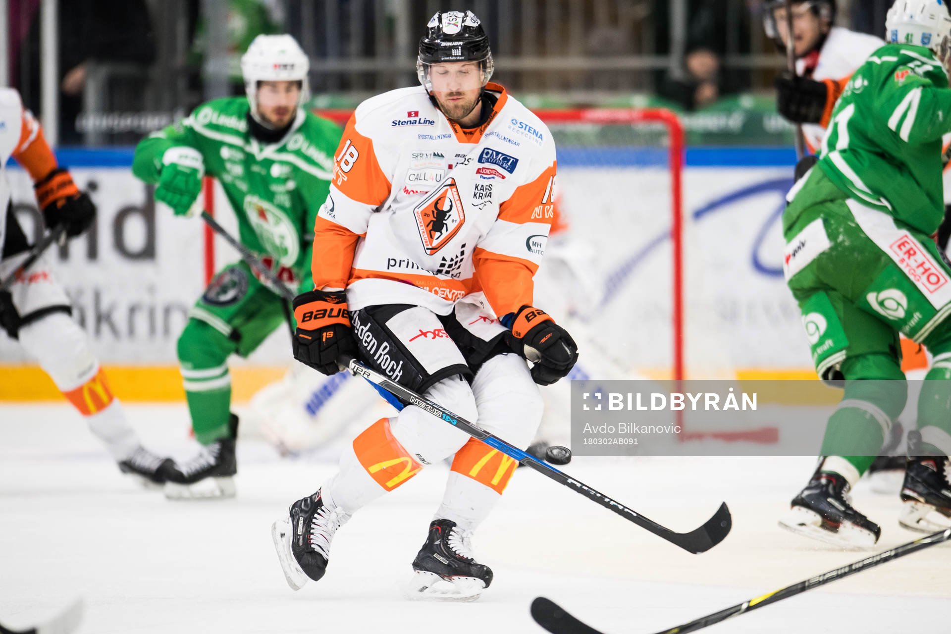 Karlskronas Emil Larsson blockerar ett skott