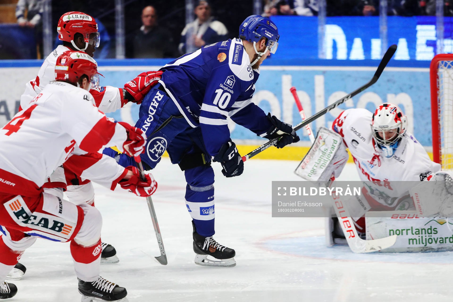 Leksands Matt Carey med läge framför Timrås målvakt