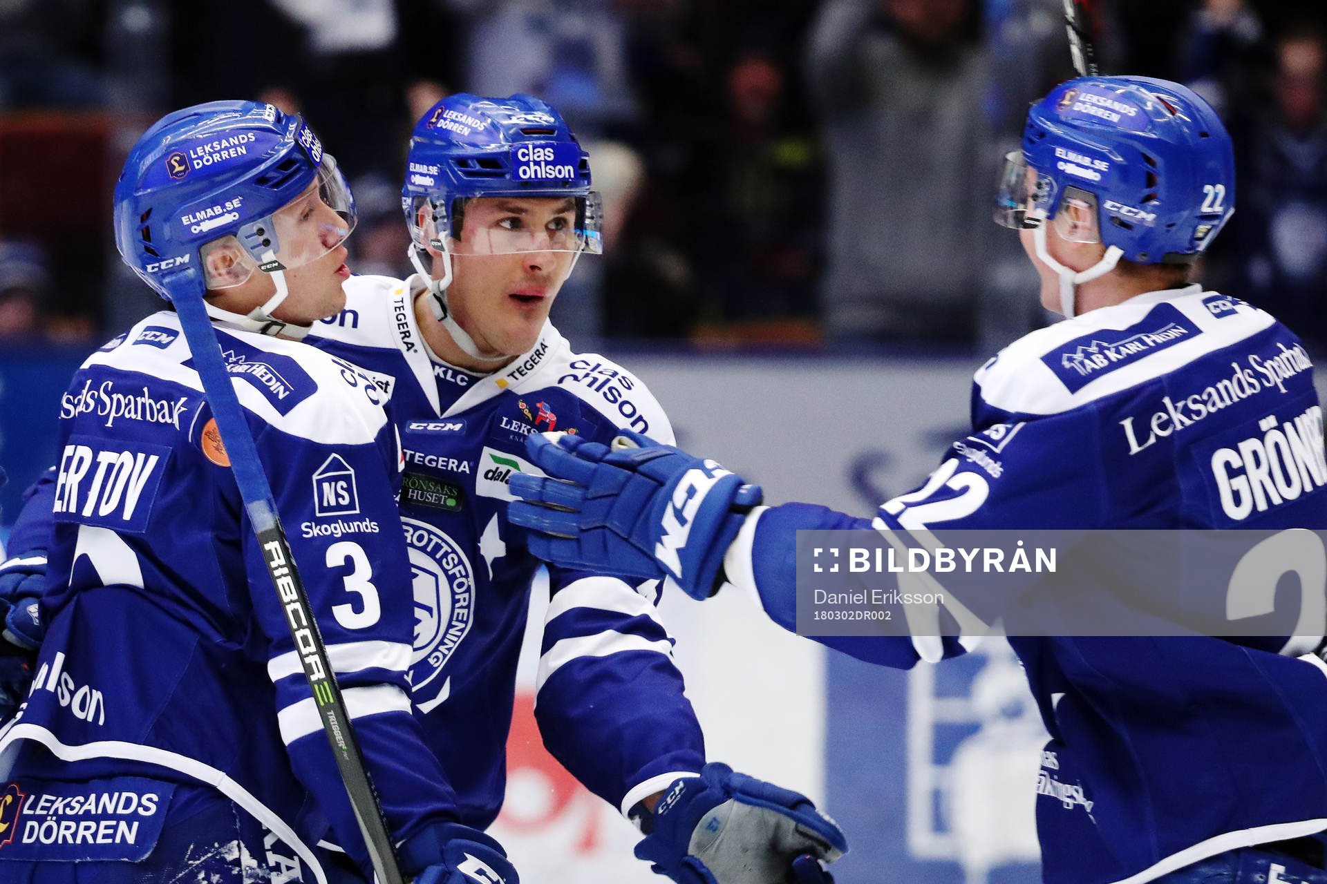 Leksands Jon Knuts (mitten) jublar med Daniel Bertov och