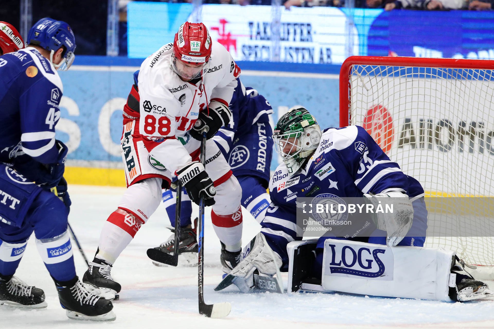 Timrås Lukas Zetterberg med läge framför Leksands