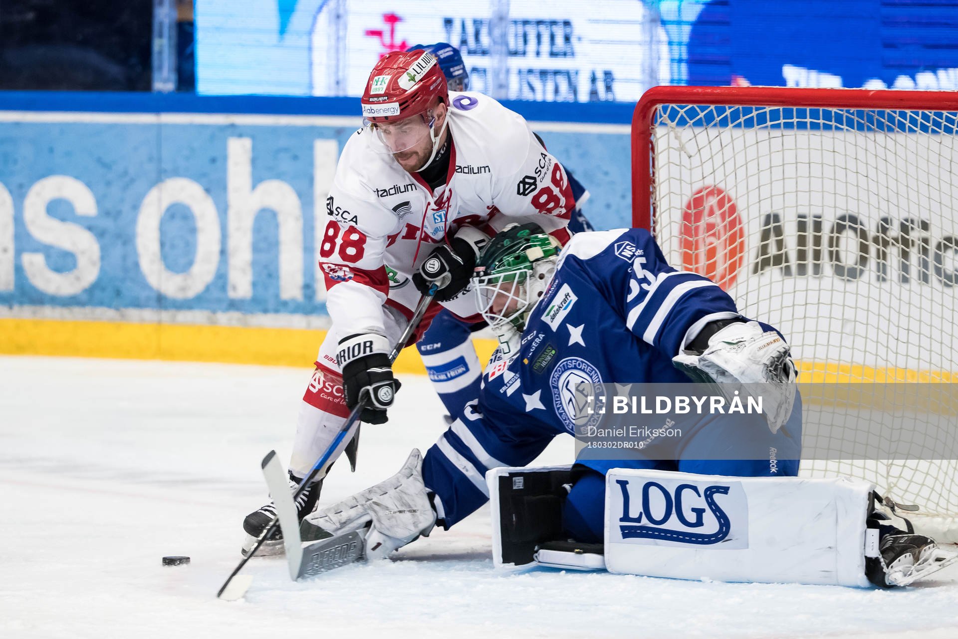 Timrås Michael Parks och Leksands målvakt Robin Rahm  i