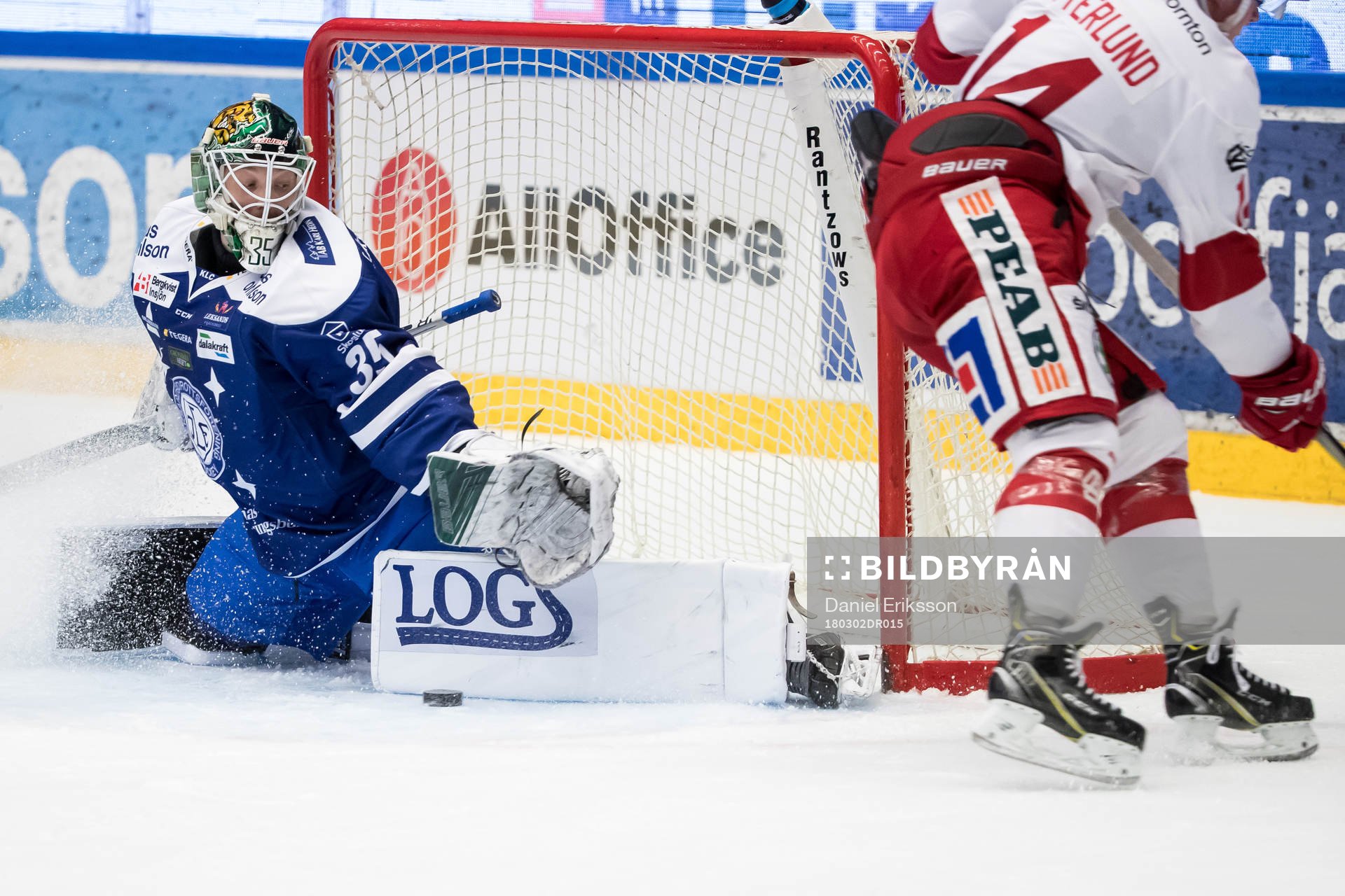 Leksands målvakt Robin Rahm räddar chans från Timrås
