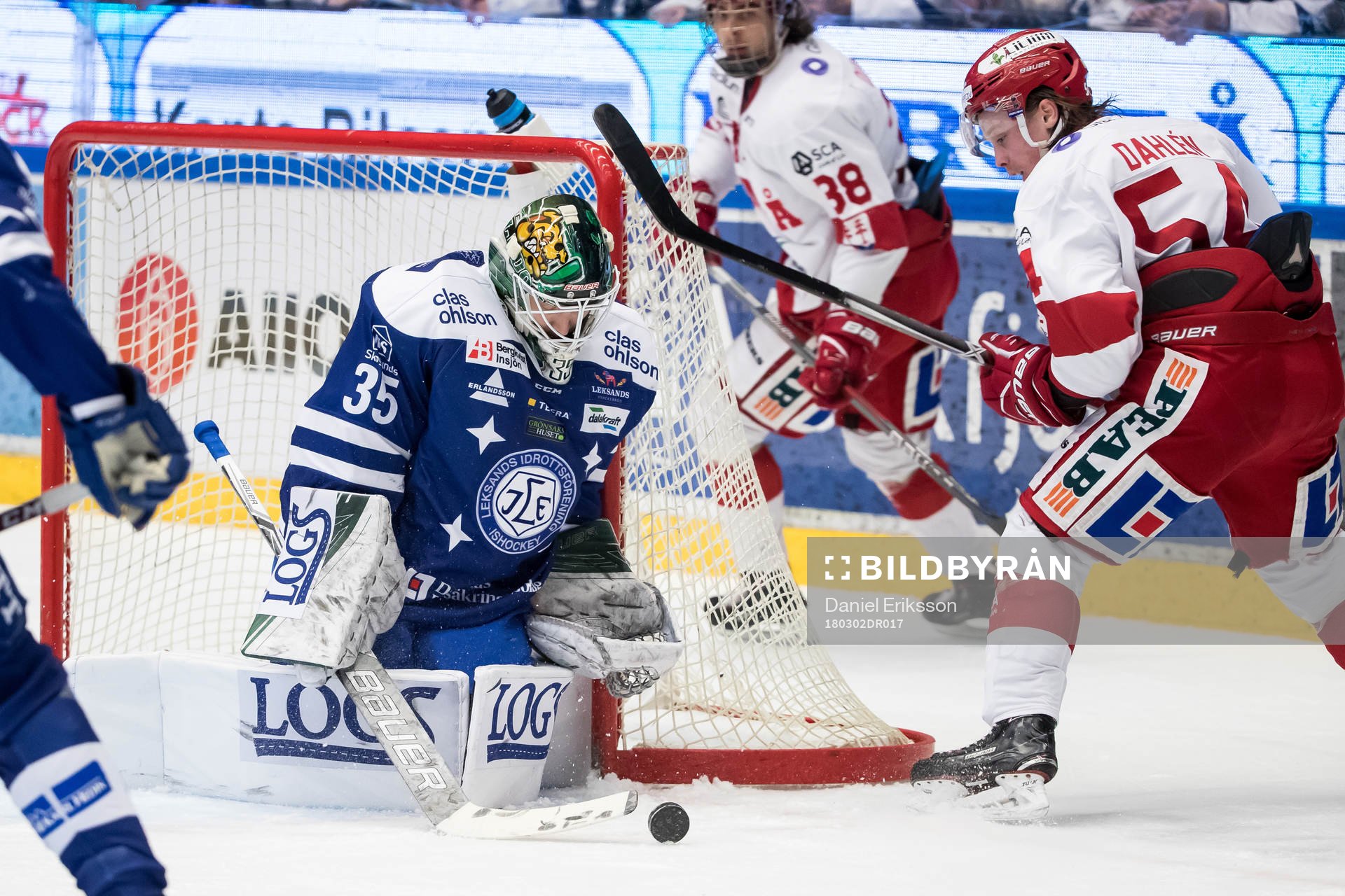 Leksands målvakt Robin Rahm räddar chans från Timrås