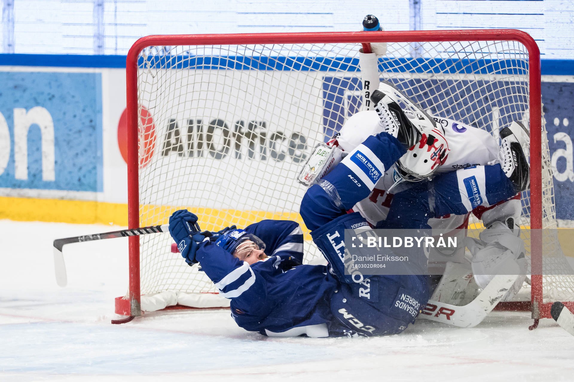 Leksands Mattias Ritola kör in i Timrås målvakt Henrik