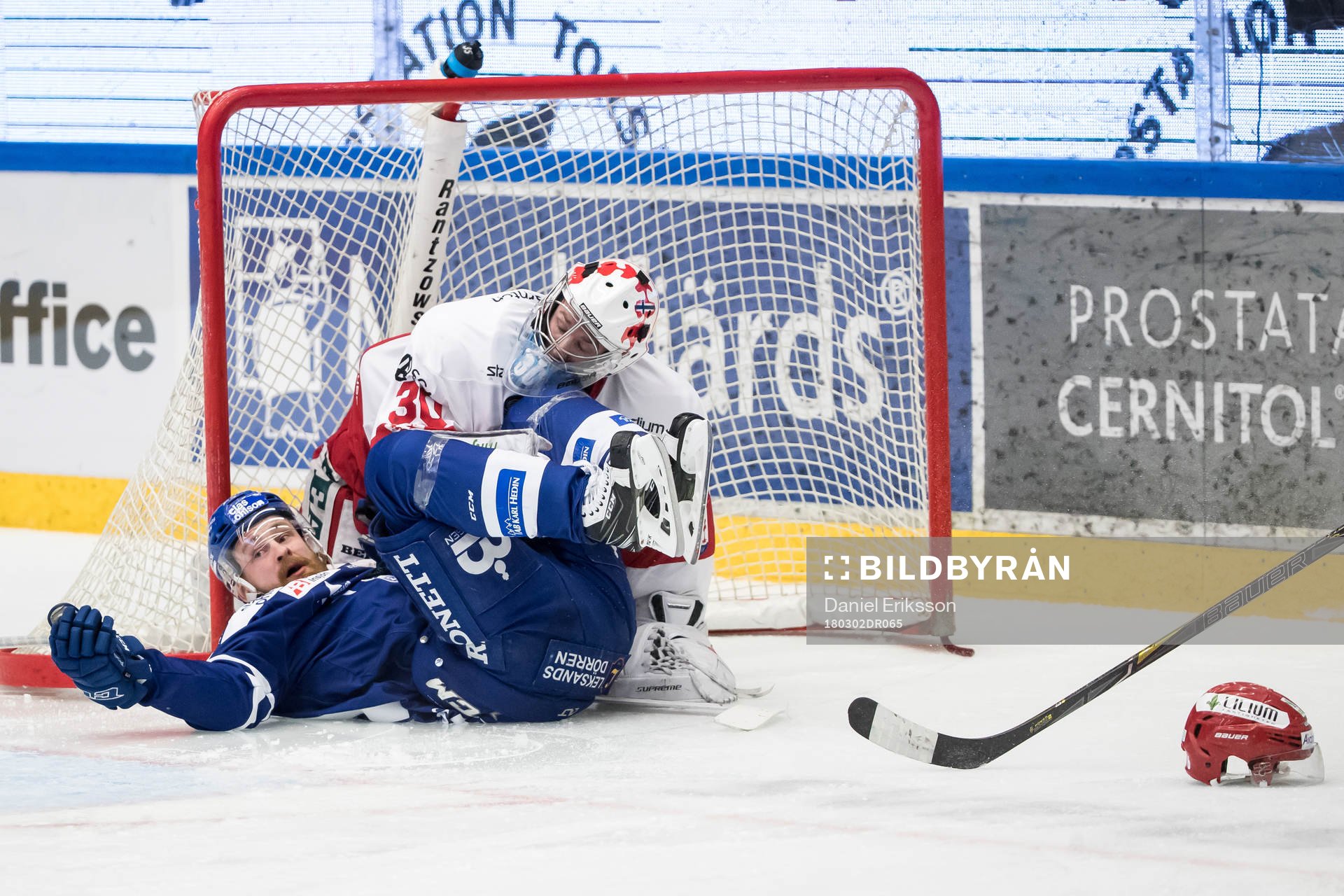 Leksands Mattias Ritola kör in i Timrås målvakt Henrik