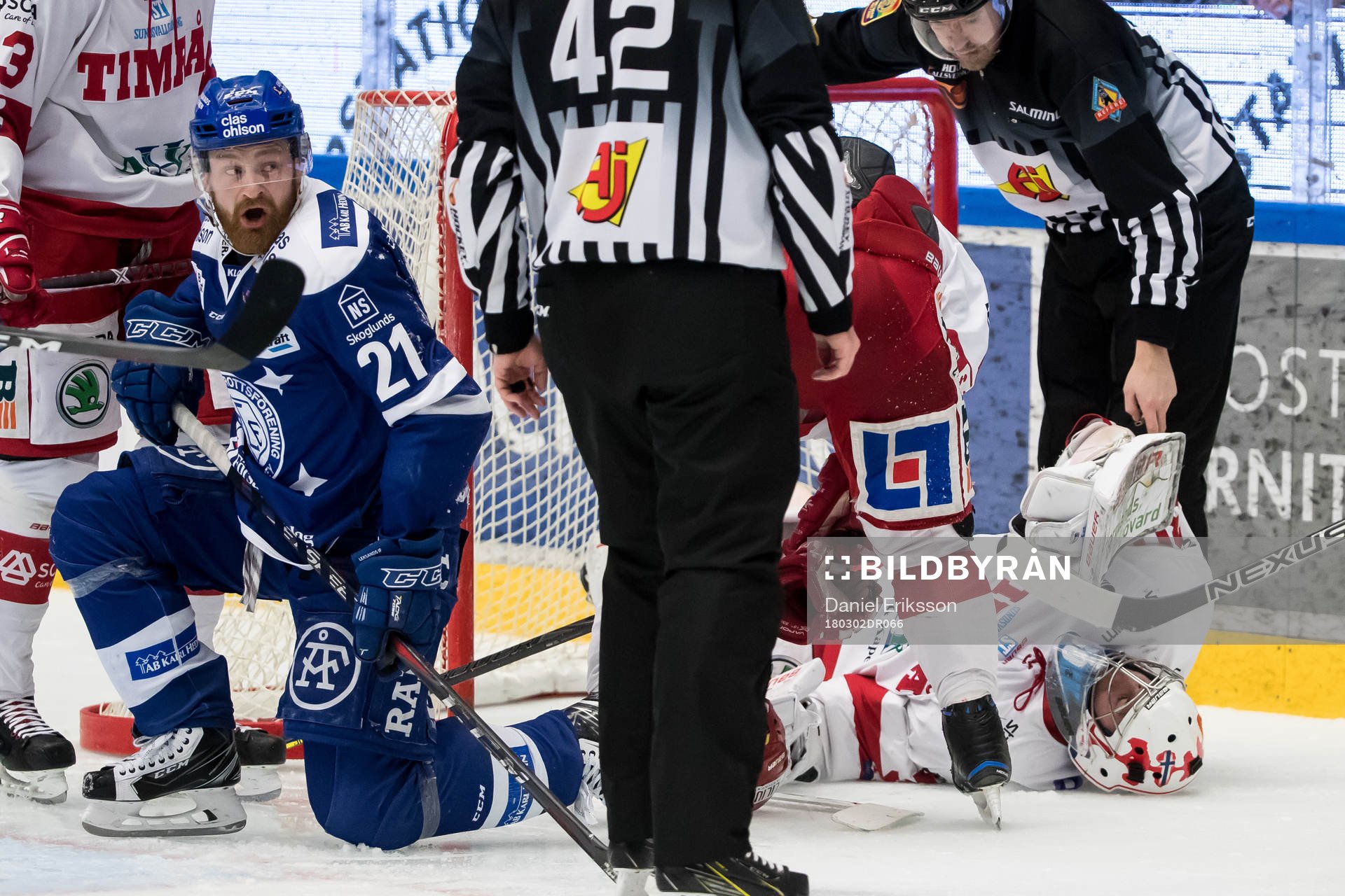 Leksands Mattias Ritola kör in i Timrås målvakt Henrik