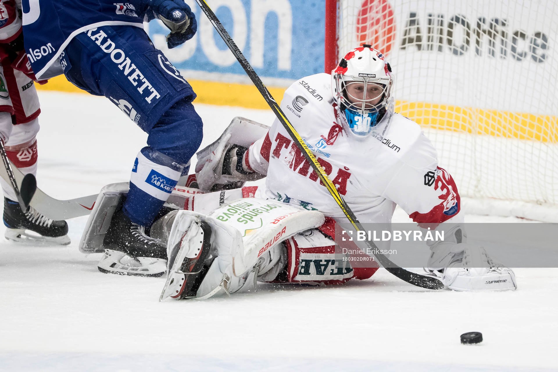Timrås målvakt Henrik Haukeland  i ishockeymatchen i